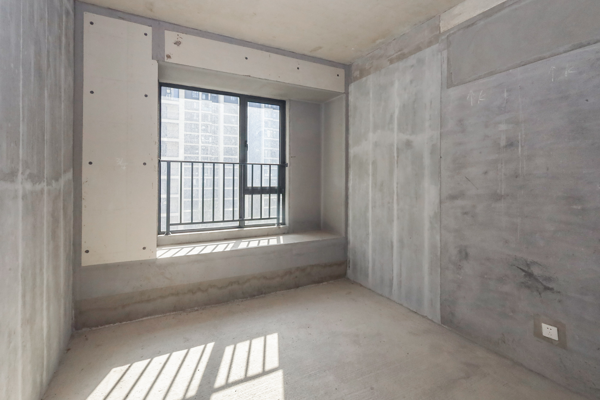 轨道中建麓江府  5室2厅3卫   315.00万卧室