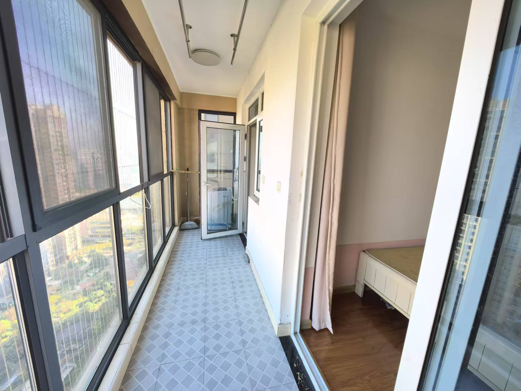 荣盛花语城 3室2厅2卫 1800.0元/月 荣盛花语城 3室2厅2卫 1800.0元/月室内图