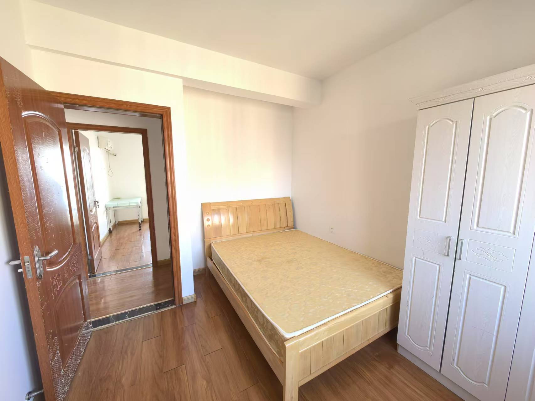 荣盛花语城 3室2厅2卫 1800.0元/月 荣盛花语城 3室2厅2卫 1800.0元/月室内图