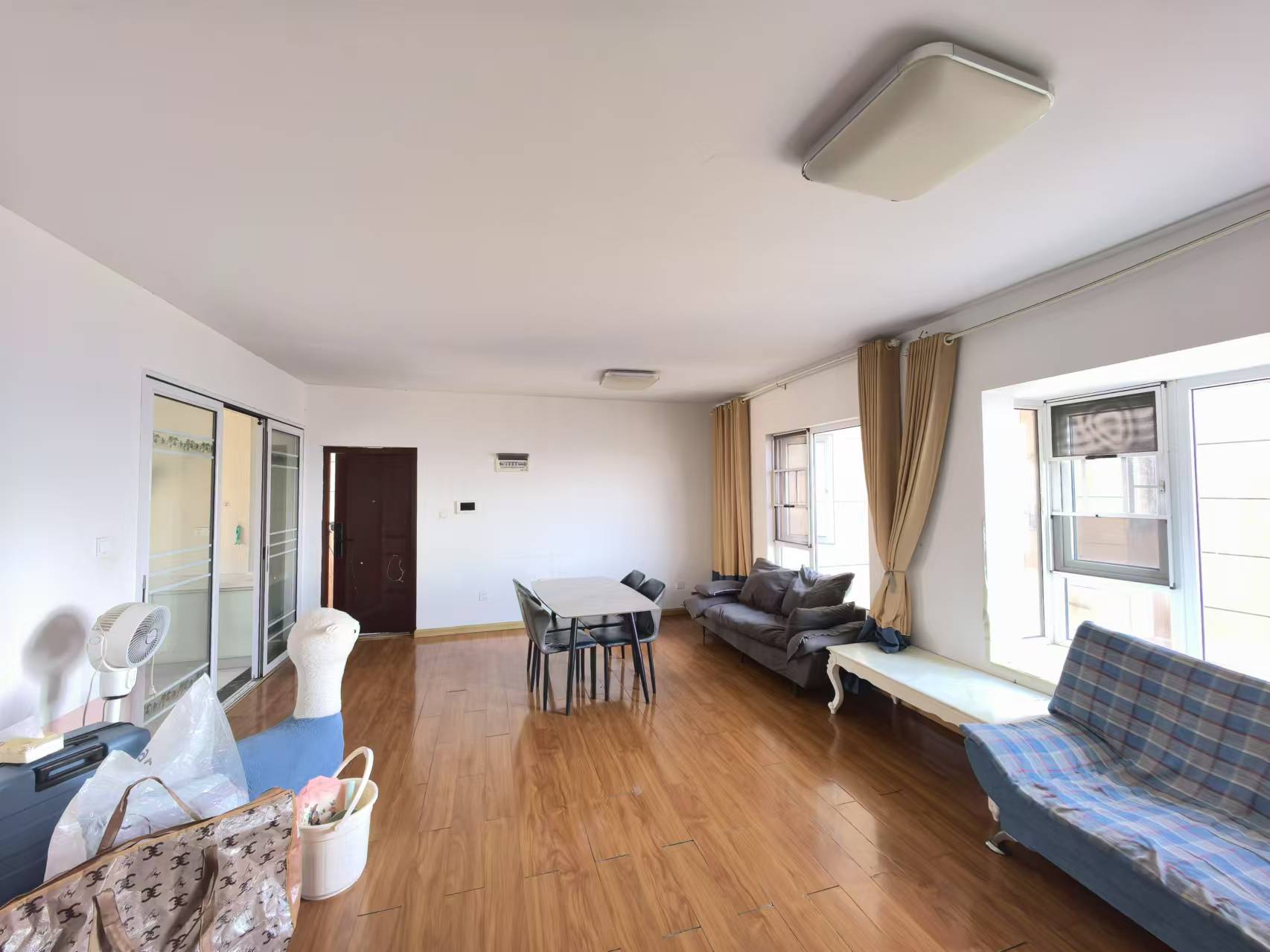 荣盛花语城 3室2厅2卫 1800.0元/月 荣盛花语城 3室2厅2卫 1800.0元/月室内图