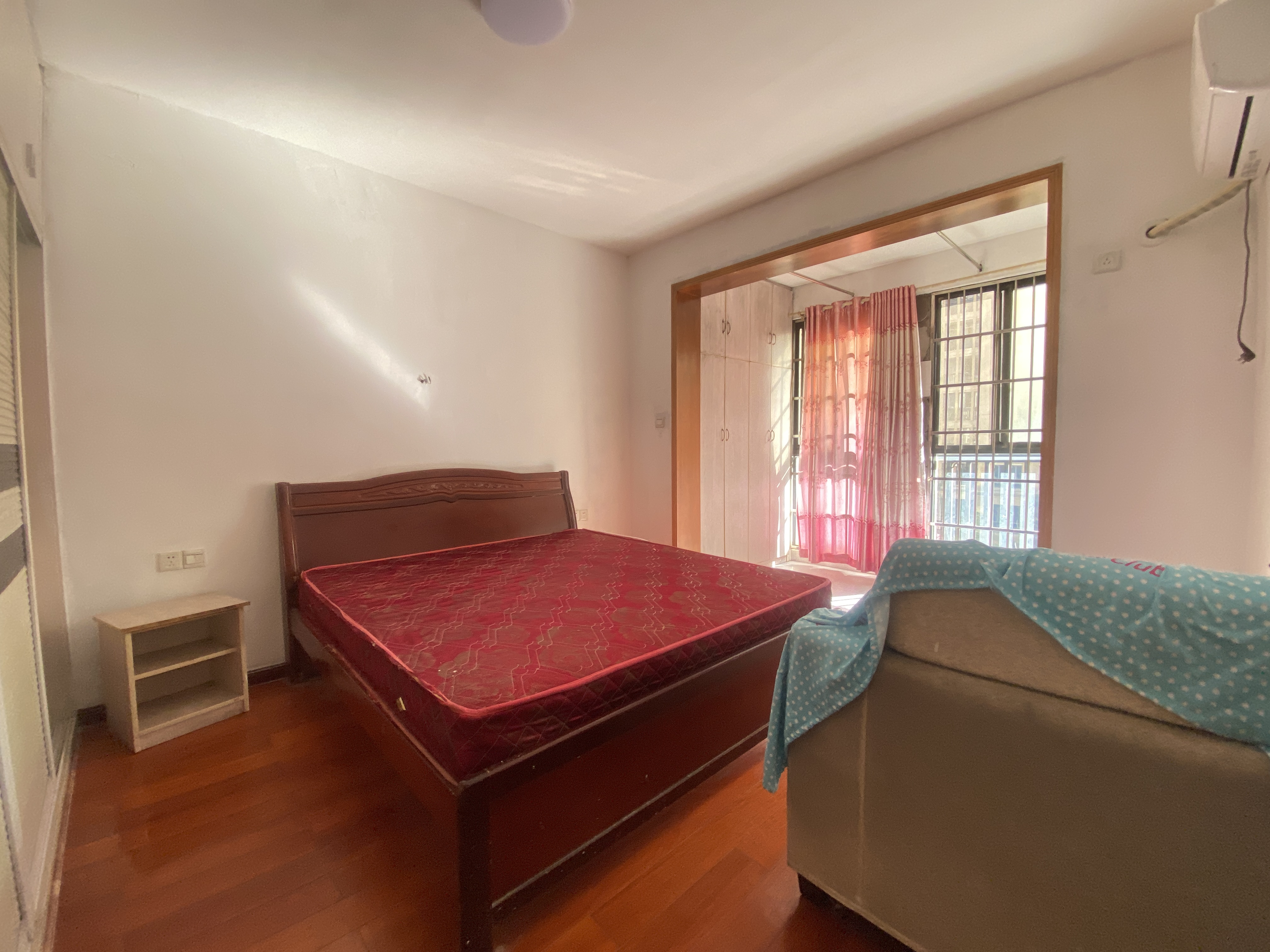 泰山公馆 3室2厅2卫 1300.0元/月 泰山公馆 3室2厅2卫 1300.0元/月室内图