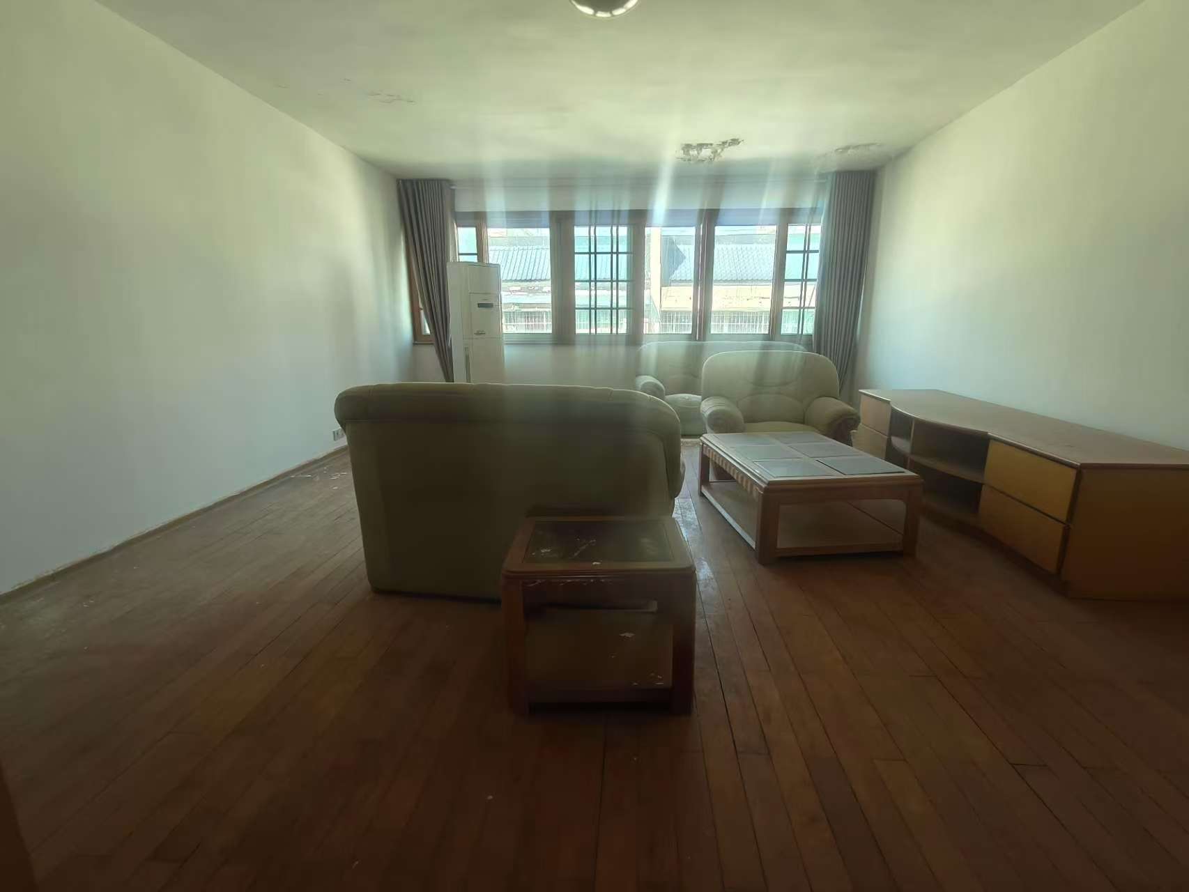 市建委宿舍  3室2厅1卫    1800.0元/月 市建委宿舍  3室2厅1卫    1800.0元/月