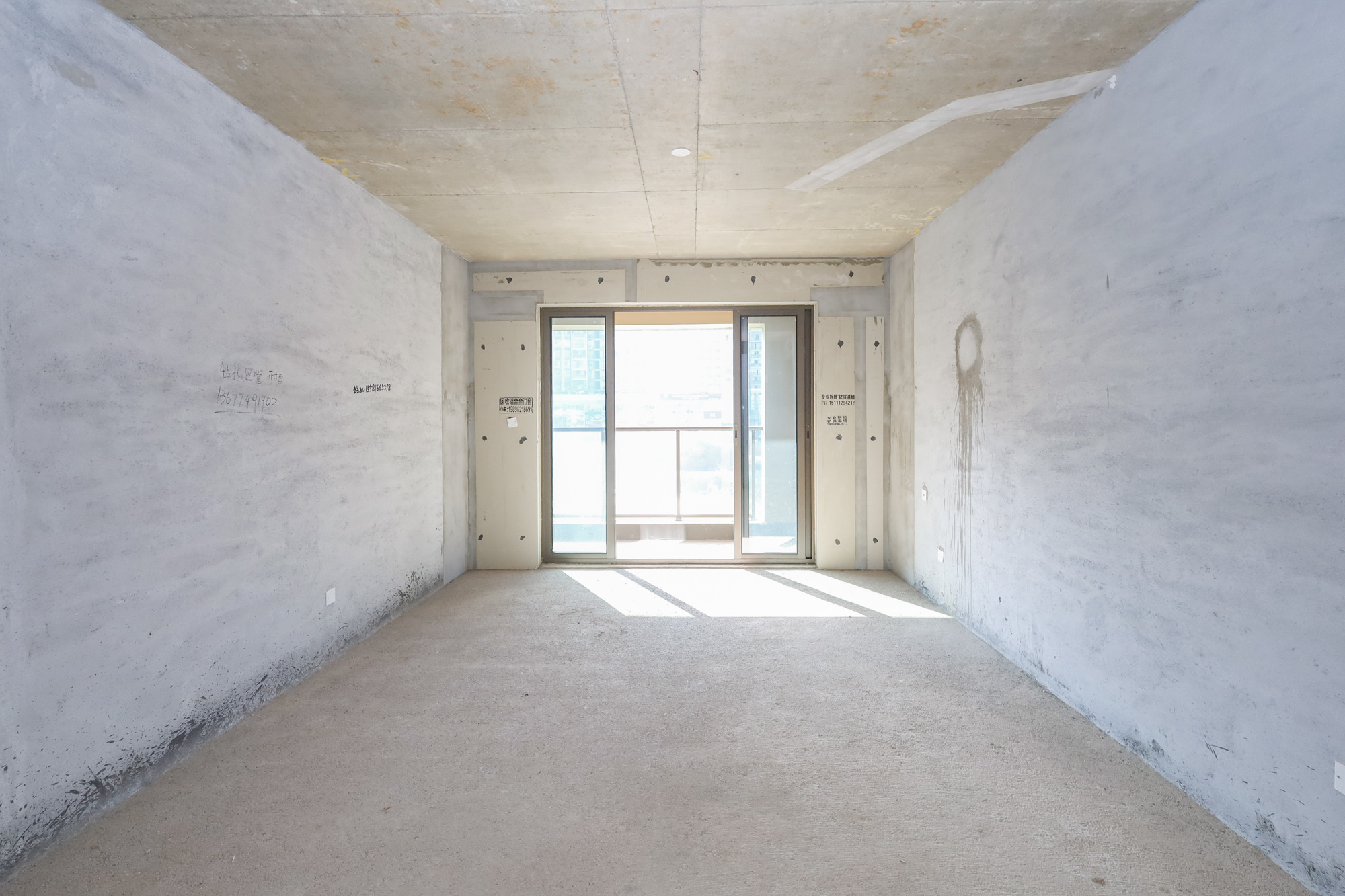 正荣滨江紫阙台 4室2厅3卫 278.0万 正荣滨江紫阙台 4室2厅3卫 278.0万客厅