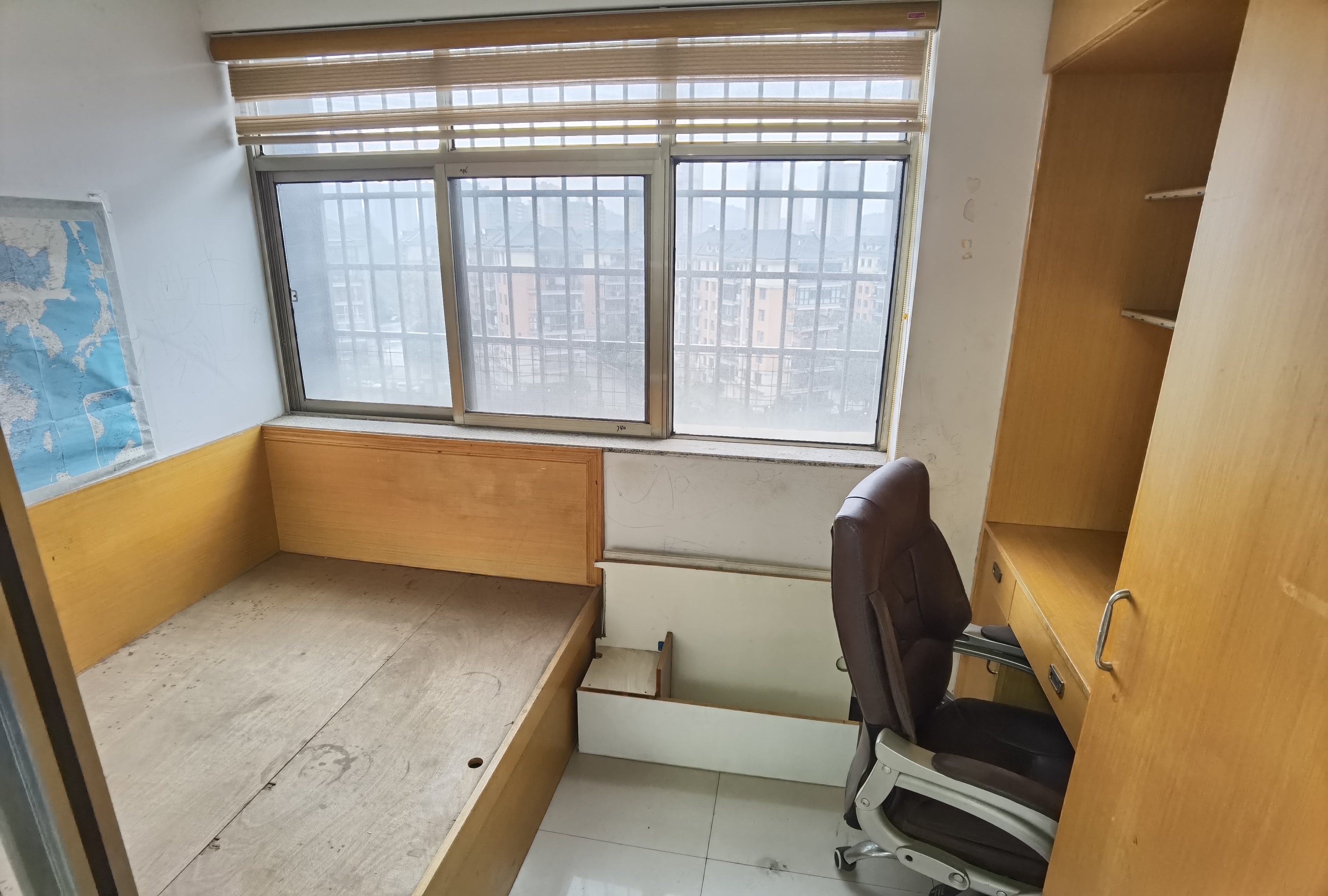 东方豪苑 1室1厅1卫 25.8万 东方豪苑 1室1厅1卫 25.8万客厅