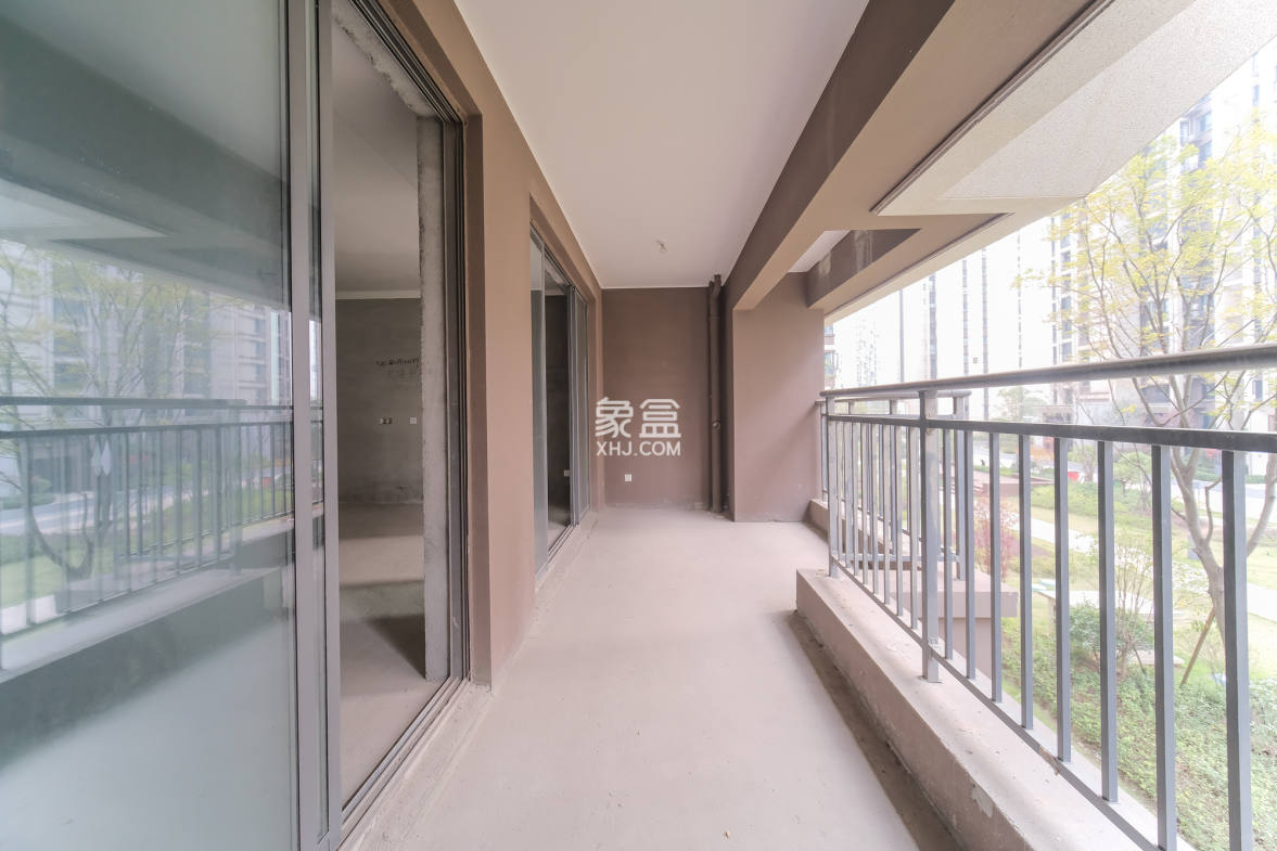 荣盛城 4室2厅3卫 138.8万 荣盛城 4室2厅3卫 138.8万阳台