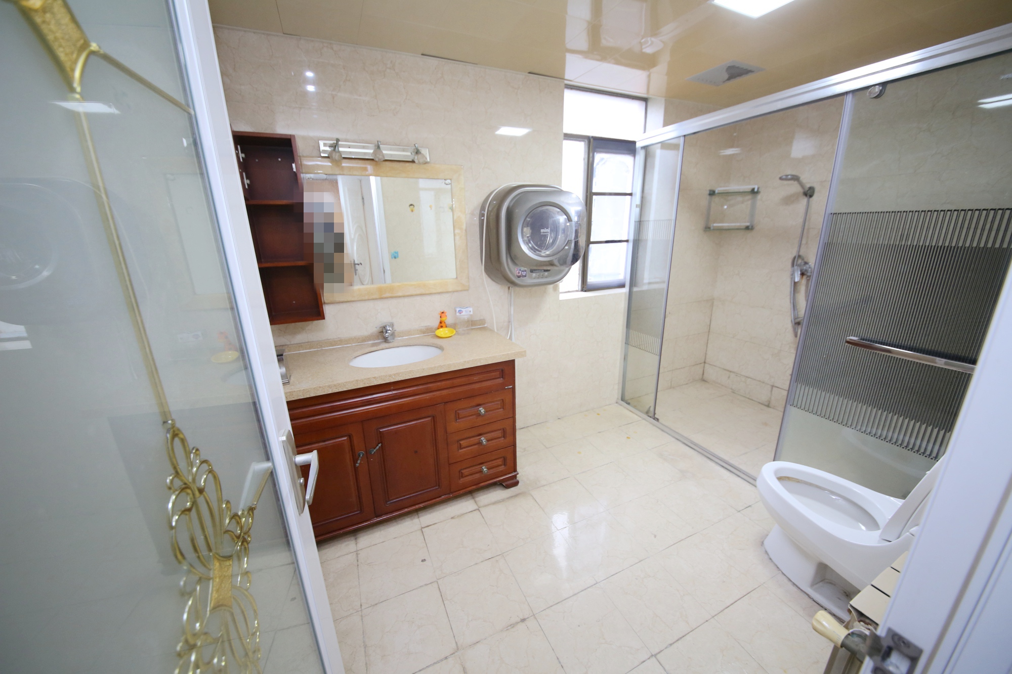 向阳门第  3室2厅2卫    275.8万卫生间