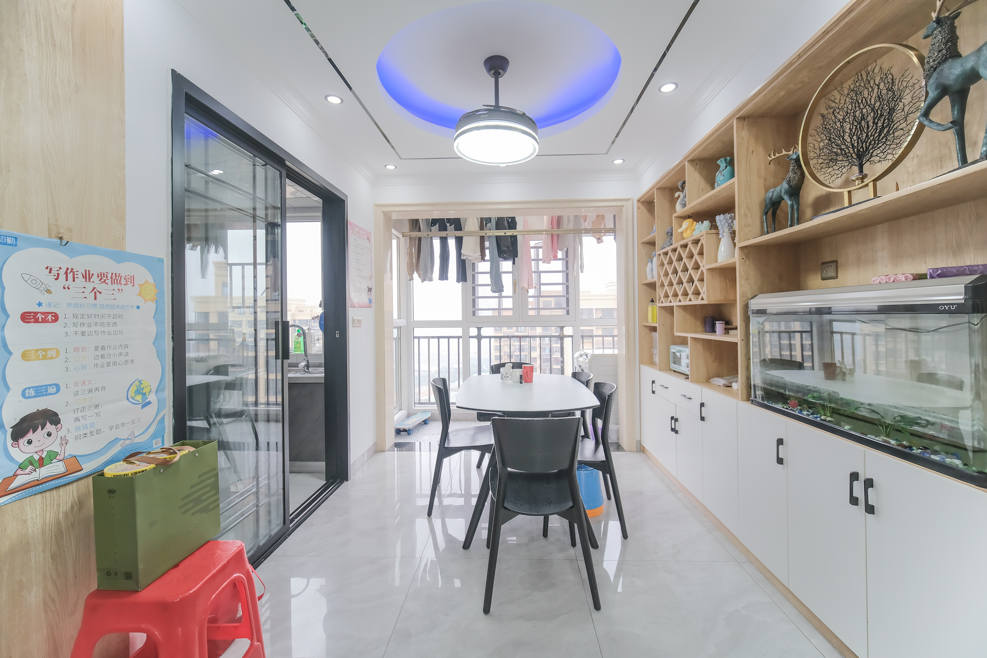 保利香槟国际  4室2厅2卫    95.0万 保利香槟国际  4室2厅2卫    95.0万客厅