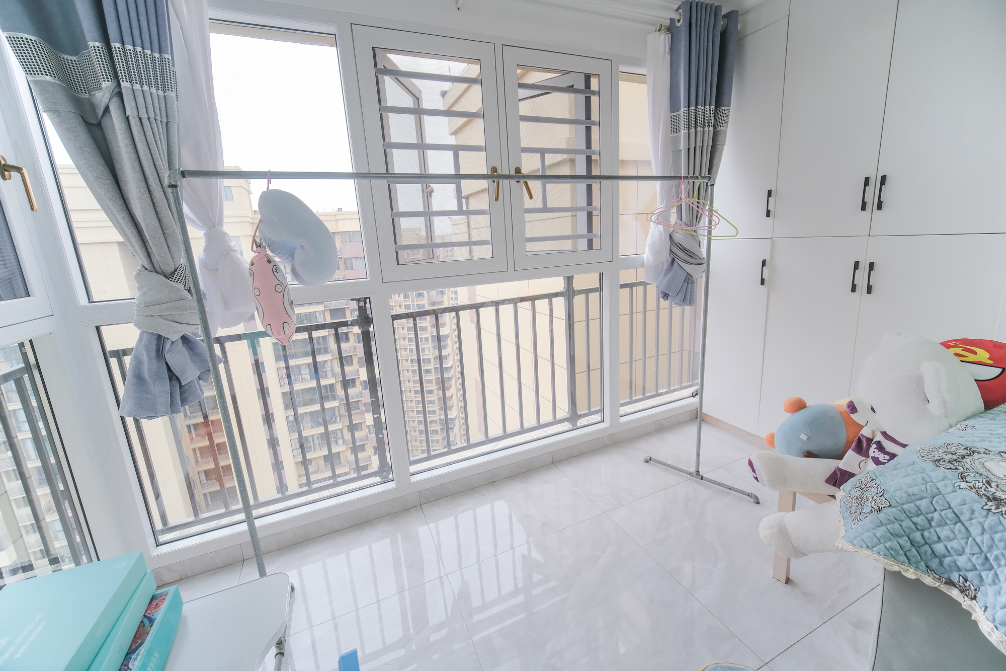 保利香槟国际  4室2厅2卫    95.0万 保利香槟国际  4室2厅2卫    95.0万阳台