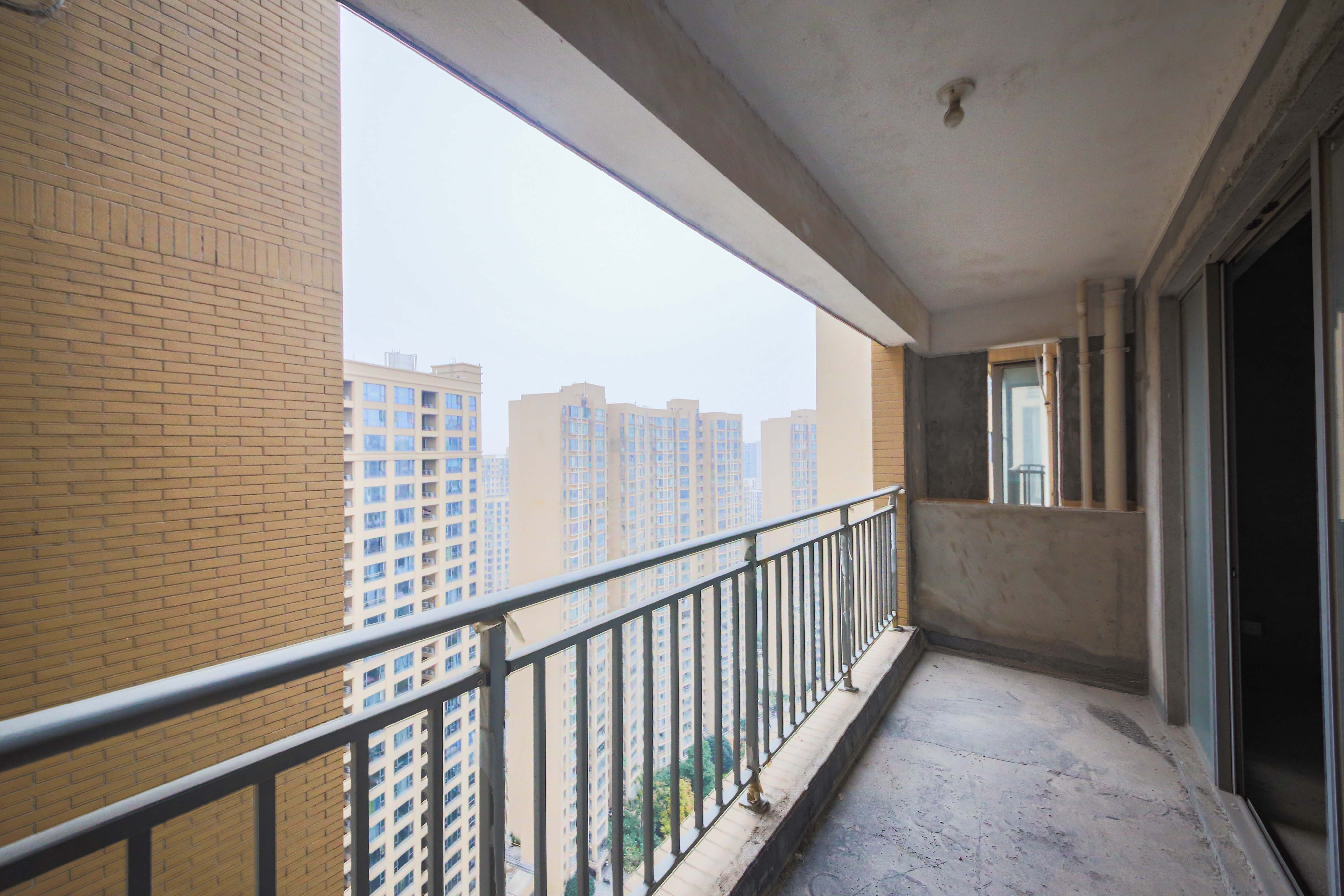 鑫远御文台一期  4室2厅2卫    140.0万阳台