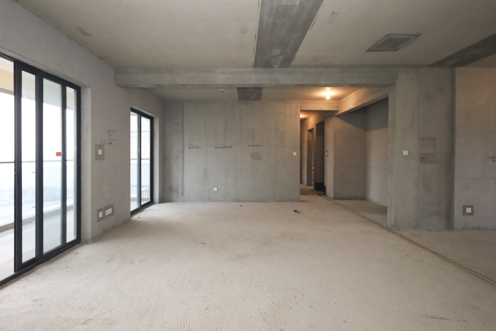 地铁中建江山玖樾  4室2厅2卫   215.00万客厅