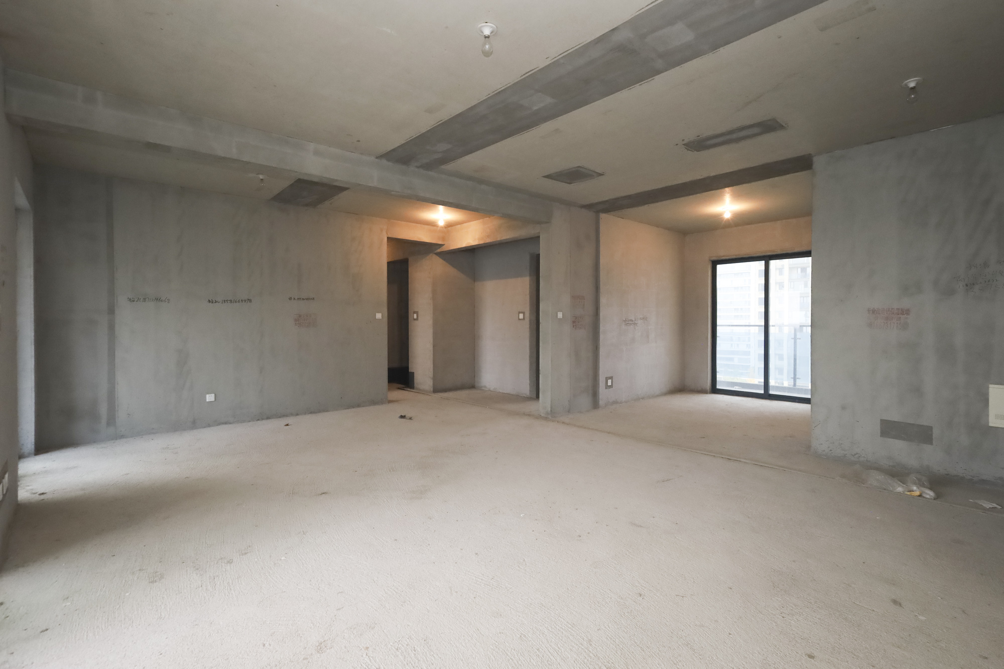地铁中建江山玖樾  4室2厅2卫   215.00万客厅