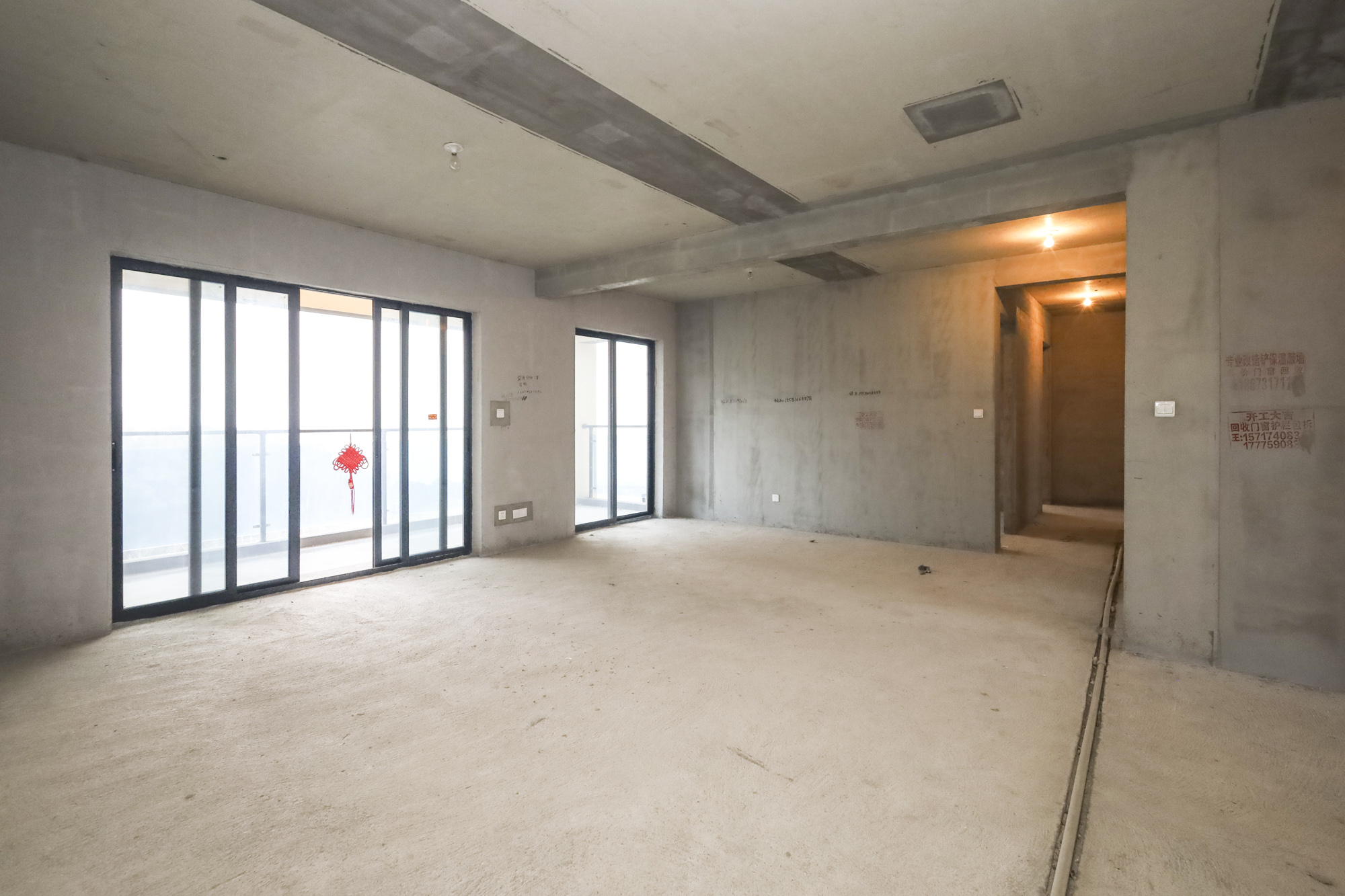 地铁中建江山玖樾  4室2厅2卫   215.00万客厅