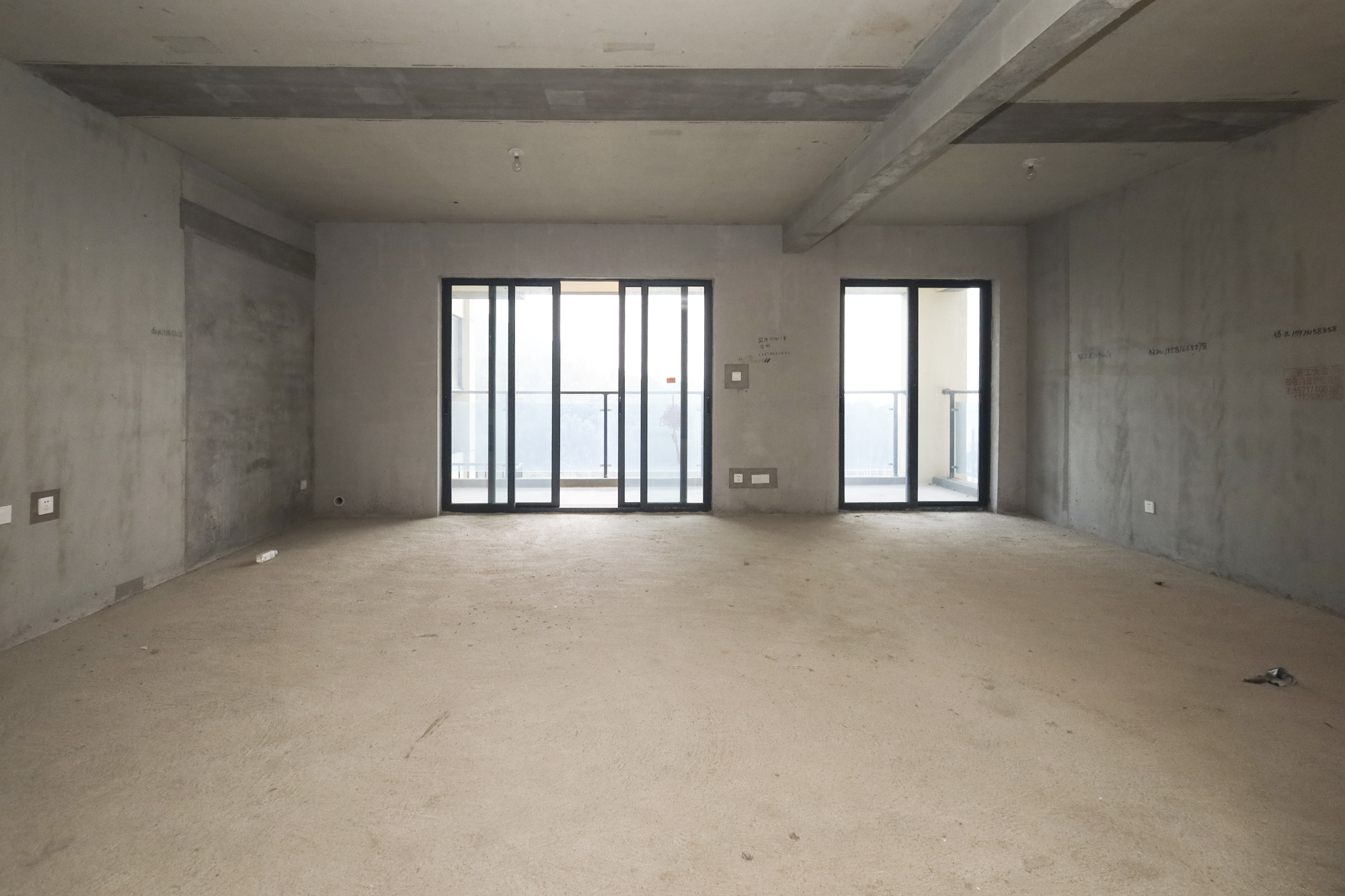 地铁中建江山玖樾  4室2厅2卫   215.00万客厅