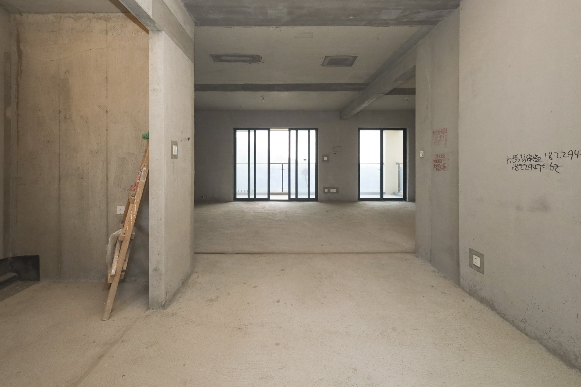 地铁中建江山玖樾  4室2厅2卫   215.00万其他
