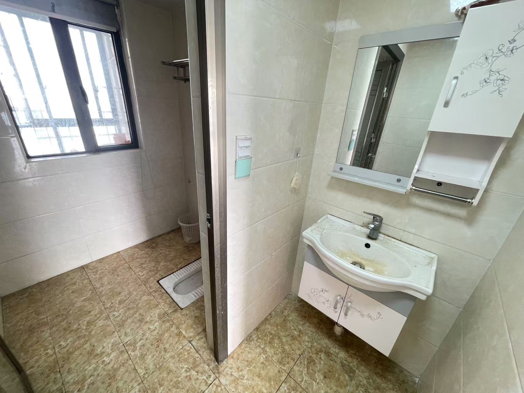 剑桥名门  3室2厅2卫    2500.0元/月室内图