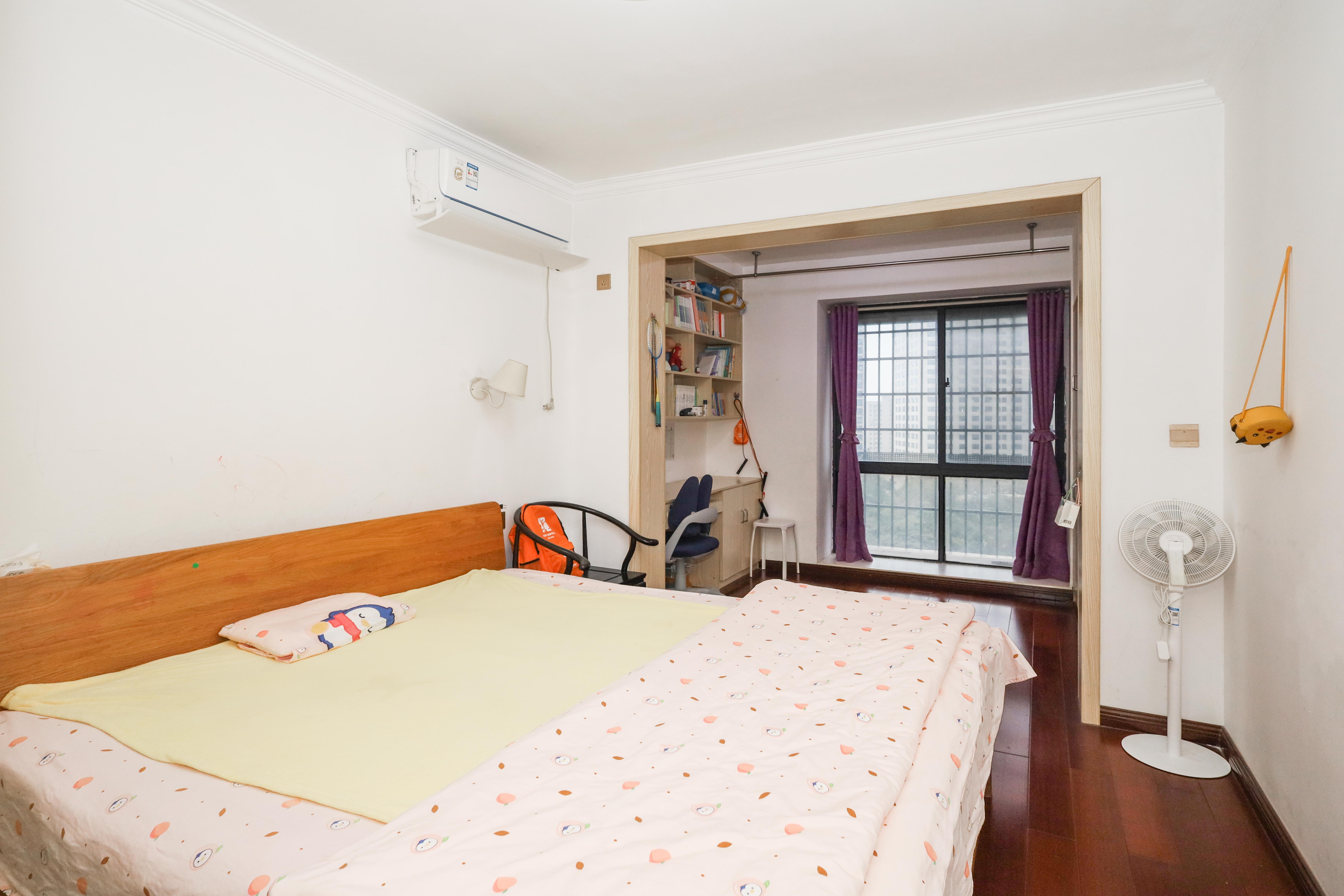 保利麓谷林语C区 3室2厅1卫 89.8万 保利麓谷林语C区 3室2厅1卫 89.8万卧室