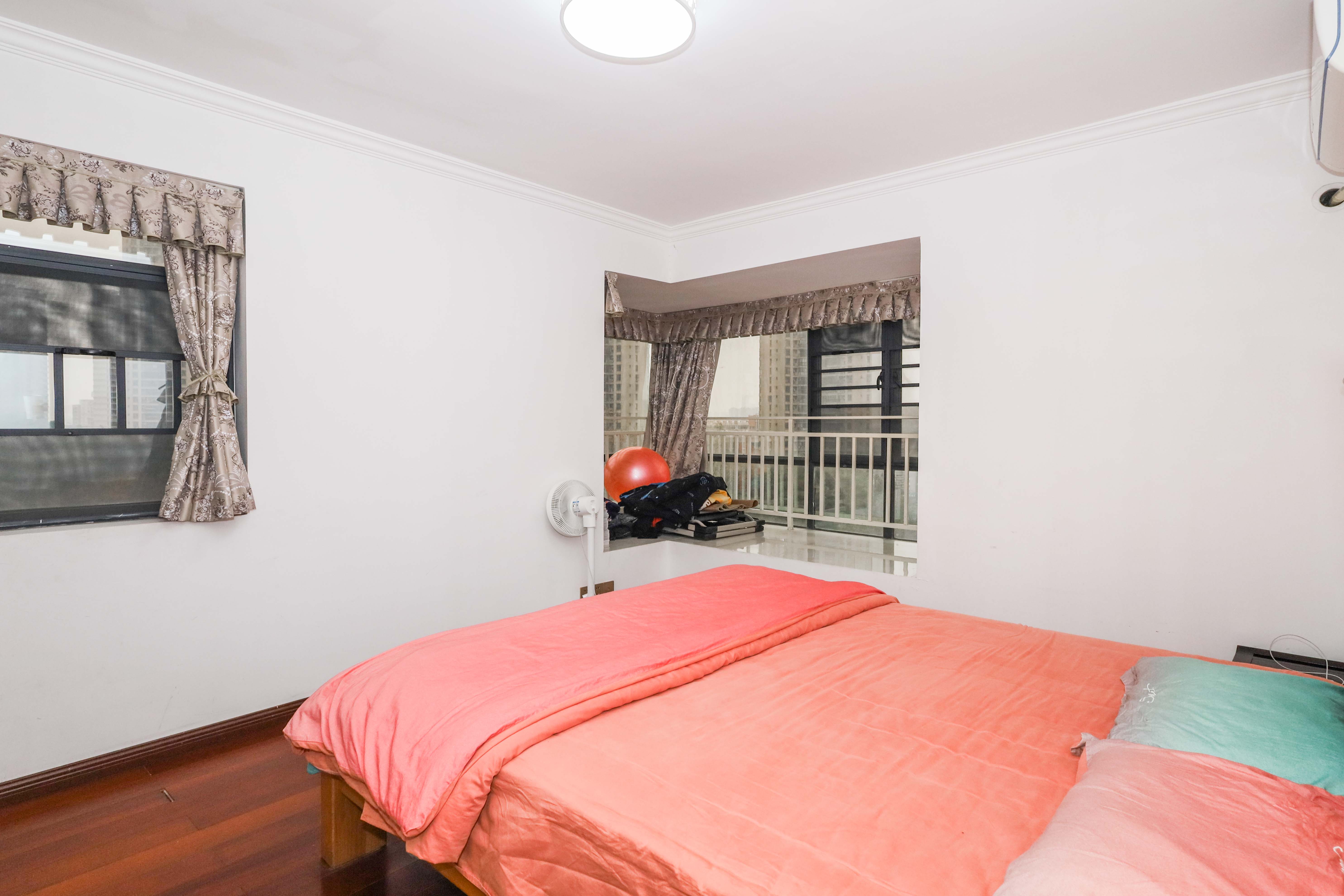 保利麓谷林语C区 3室2厅1卫 89.8万 保利麓谷林语C区 3室2厅1卫 89.8万卧室