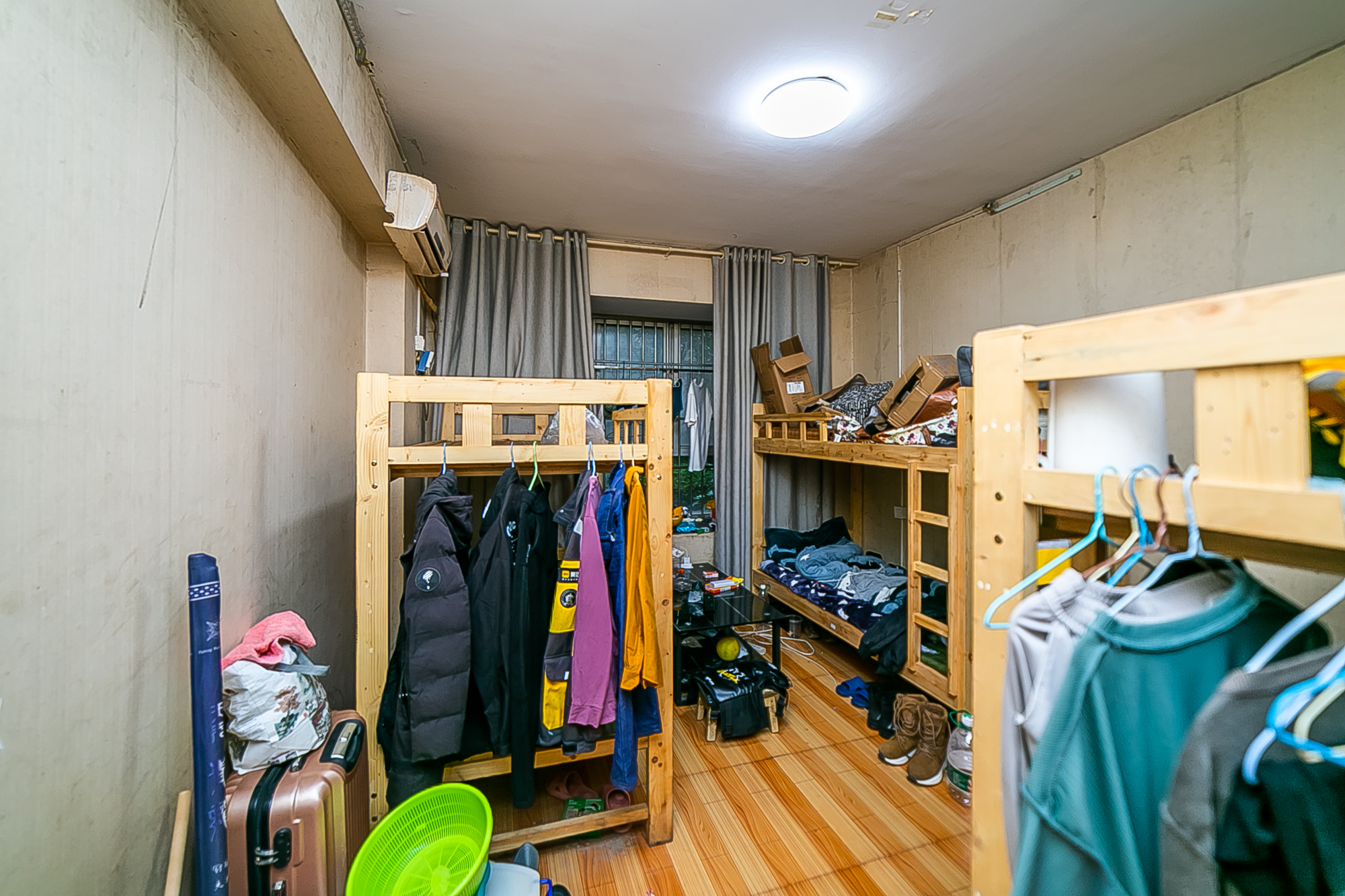 华银园  3室2厅2卫   91.00万卧室