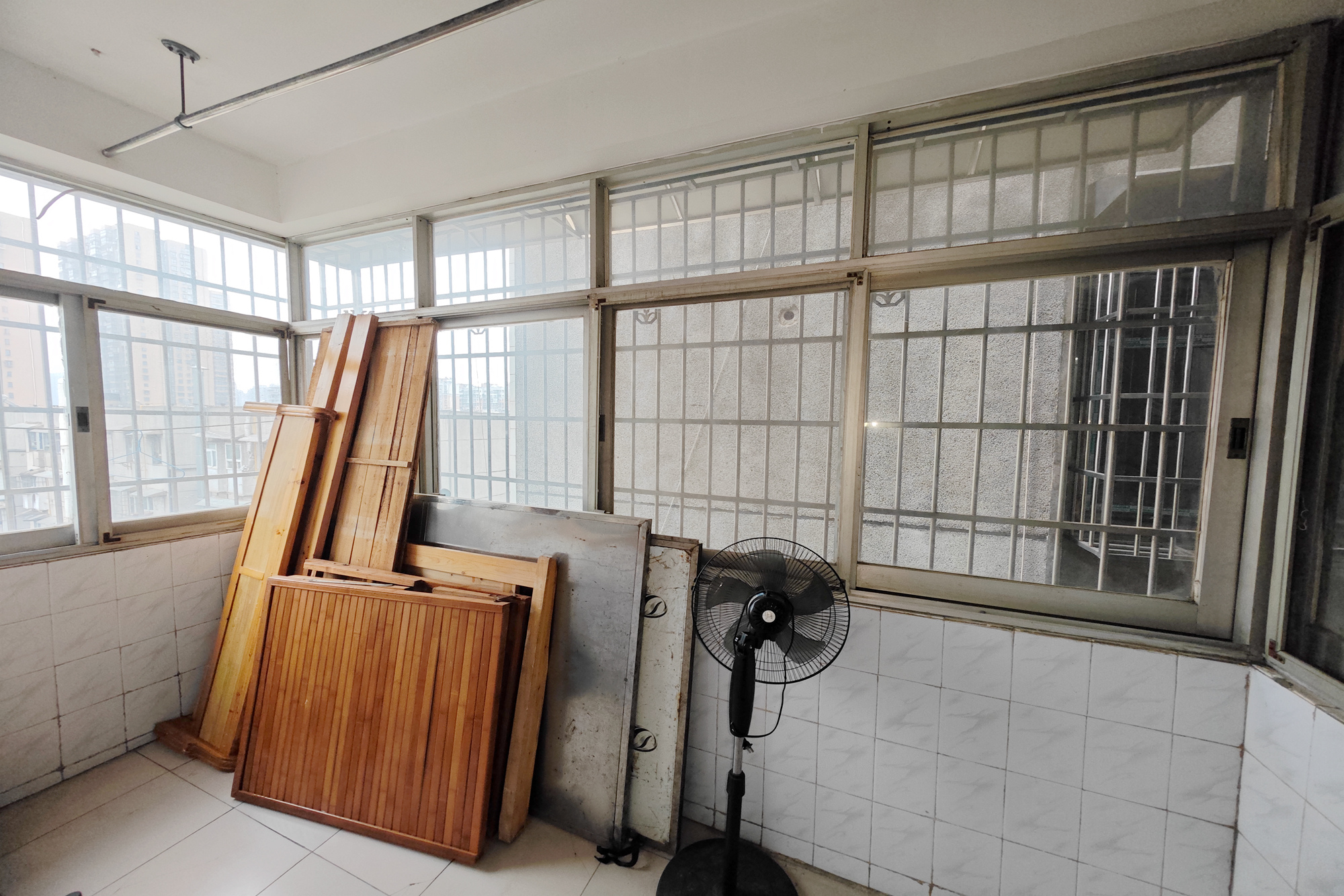 红花坡社区  3室2厅1卫   50.00万阳台