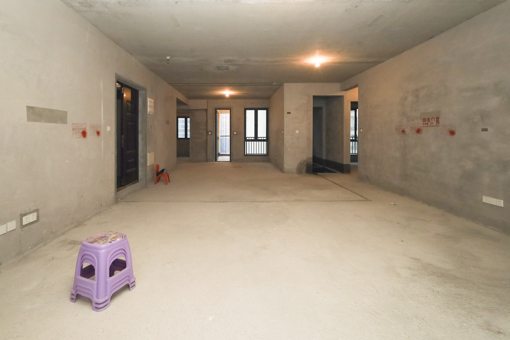 地铁中建江山玖樾  5室2厅4卫   335.00万客厅