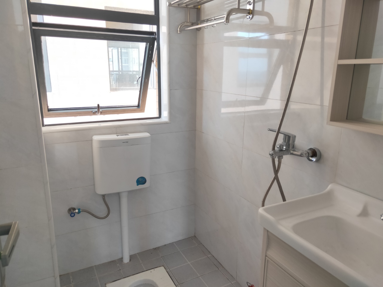 兴和佳苑安置小区 1室1厅1卫 1000.0元/月 兴和佳苑安置小区 1室1厅1卫 1000.0元/月室内图