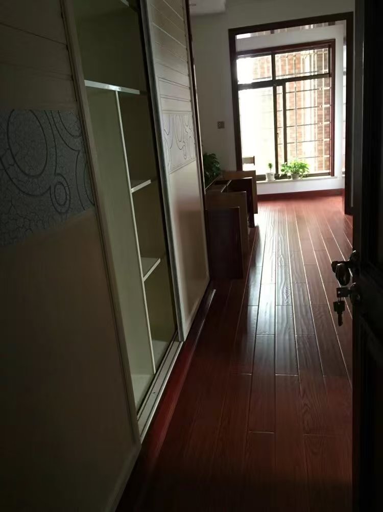 鹏泰路桥大厦  3室2厅2卫    88.8万客厅