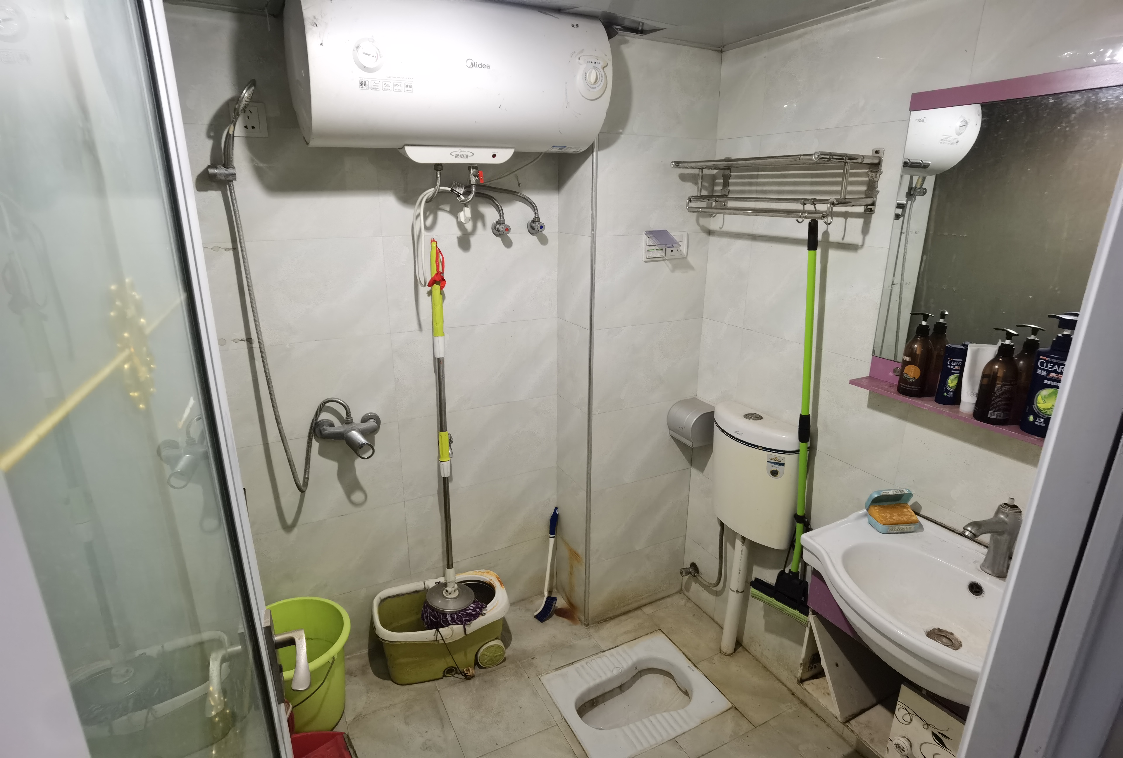 东方豪苑 1室1厅1卫 25.8万 东方豪苑 1室1厅1卫 25.8万客厅