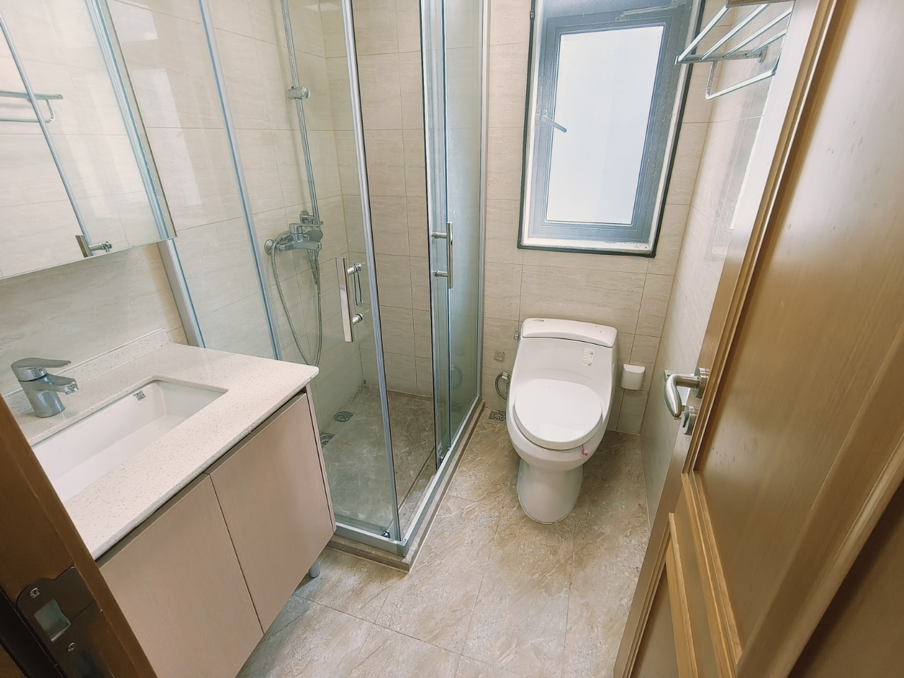 海南金地自在城 3室2厅2卫 123.0万 海南金地自在城 3室2厅2卫 123.0万客厅