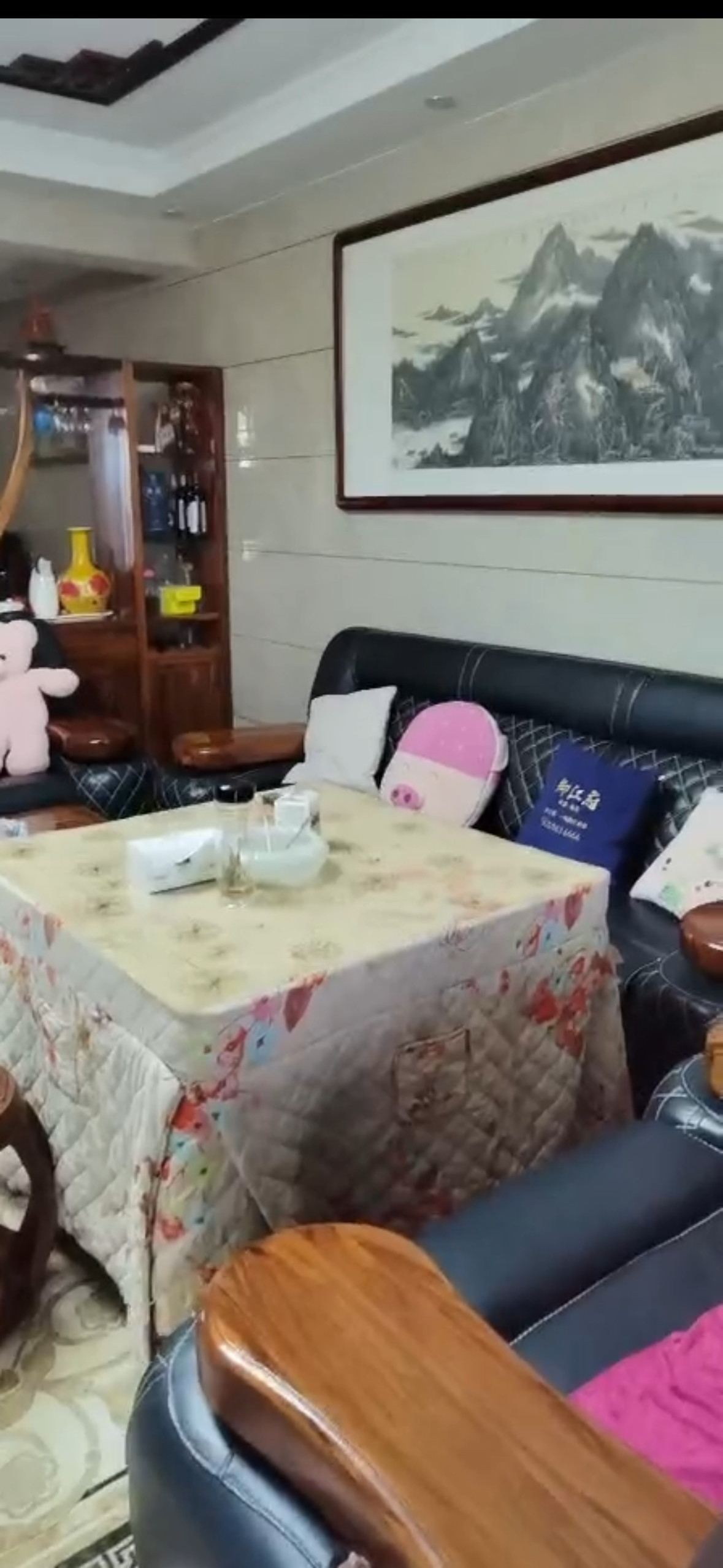 财苑小区 5室2厅2卫 185.0万 财苑小区 5室2厅2卫 185.0万客厅