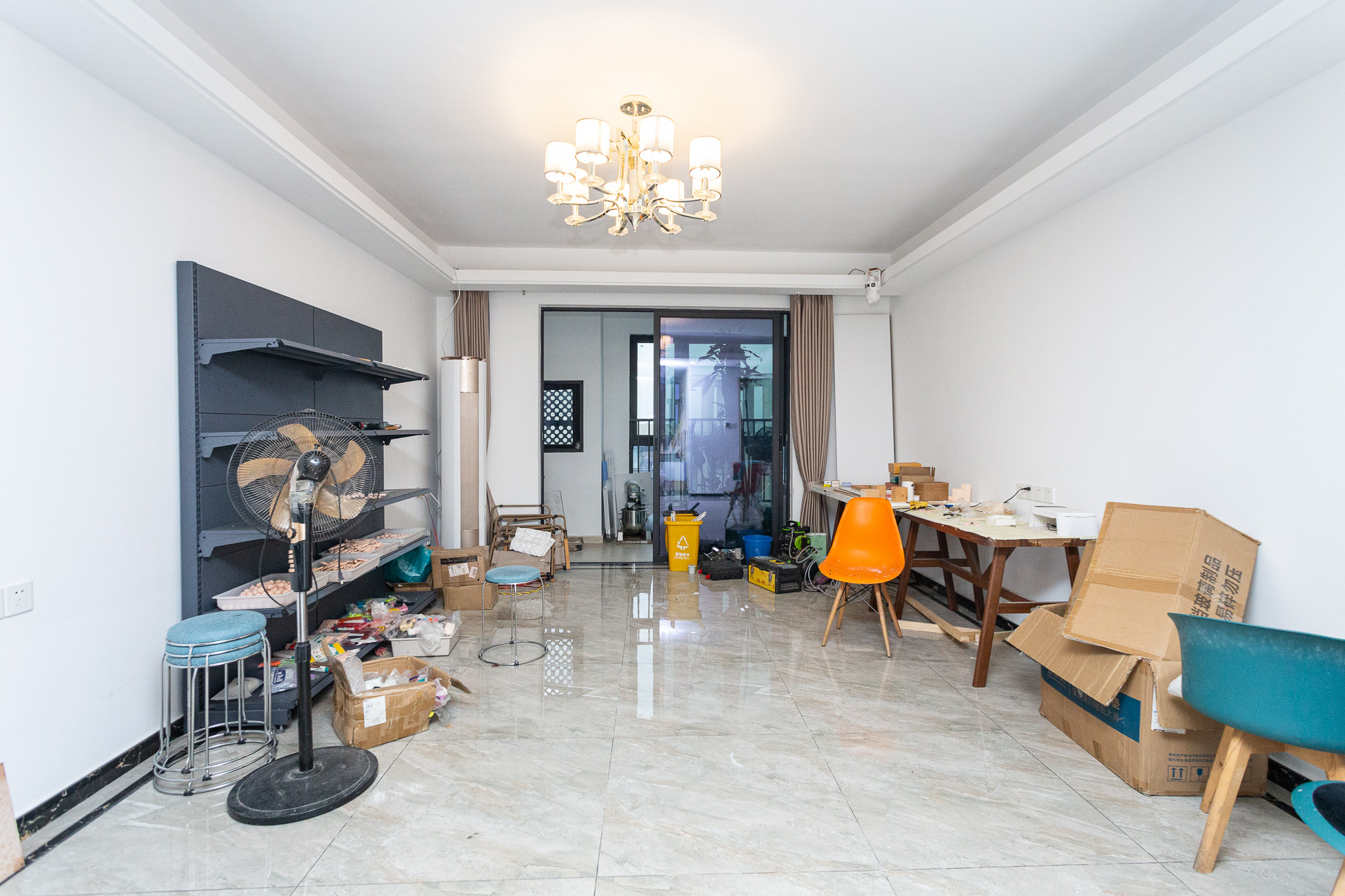 万润滨江天著  5室2厅2卫    153.9万客厅