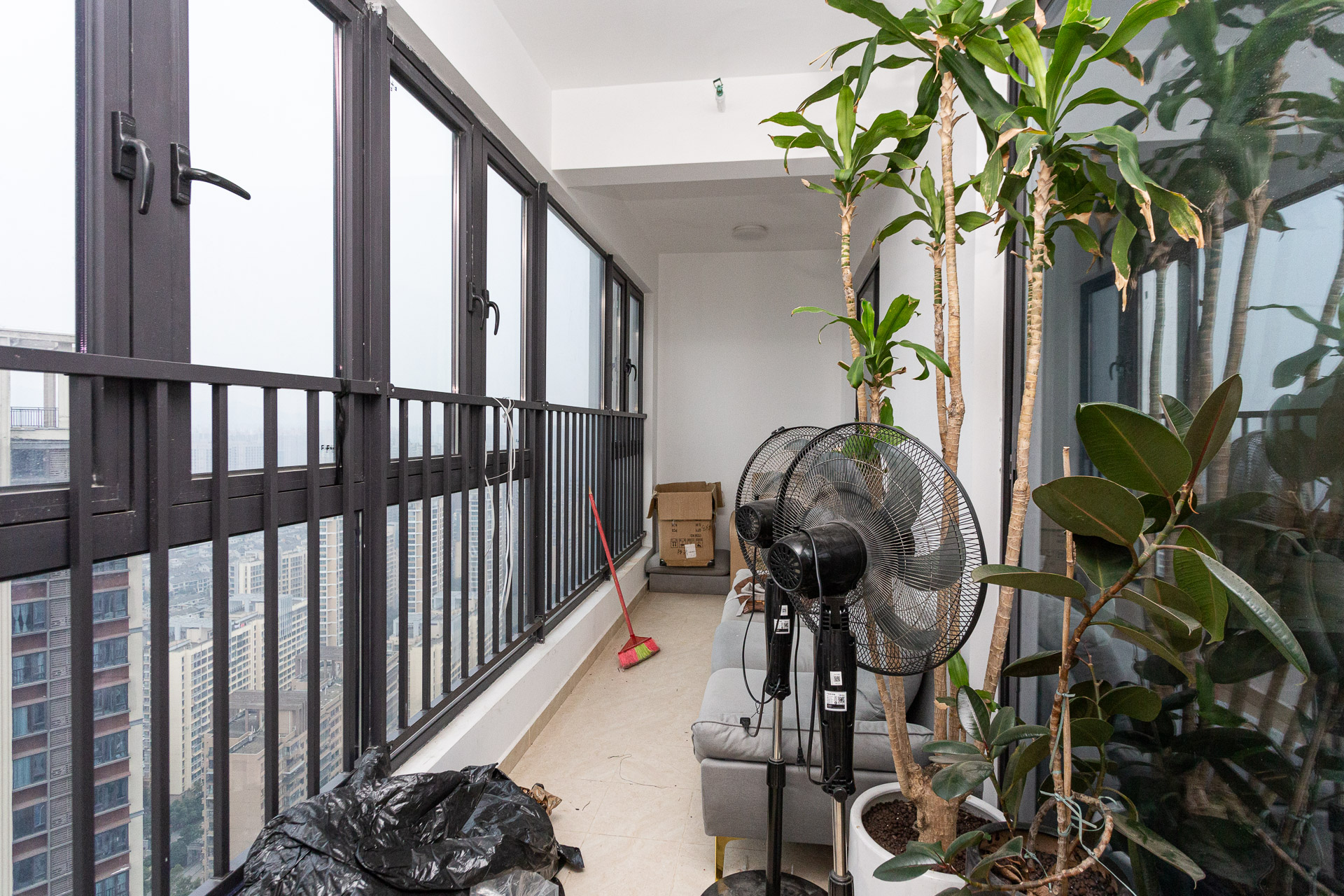 万润滨江天著  5室2厅2卫    153.9万阳台