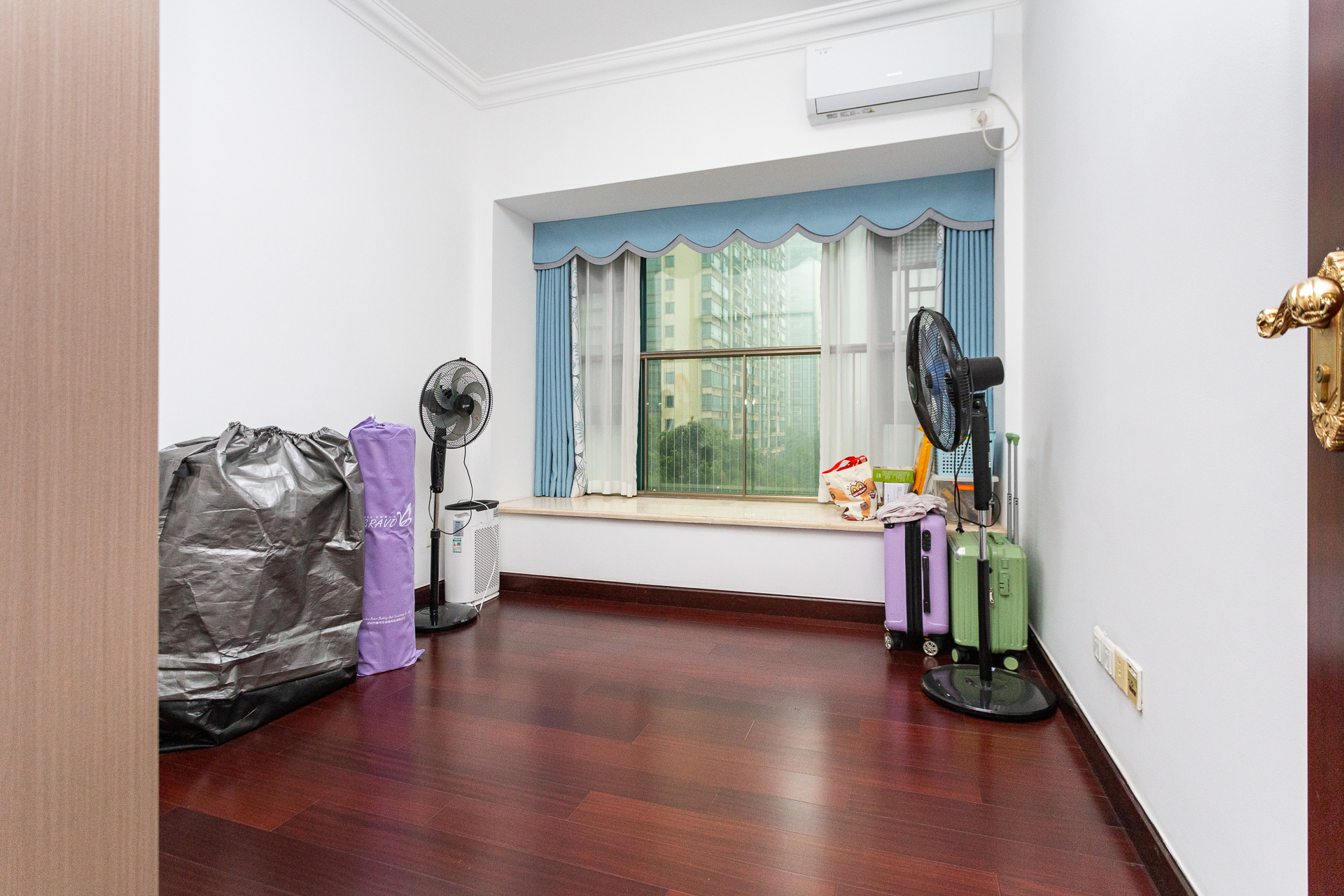 恒大名都 4室2厅2卫 96.0万 恒大名都 4室2厅2卫 96.0万卧室