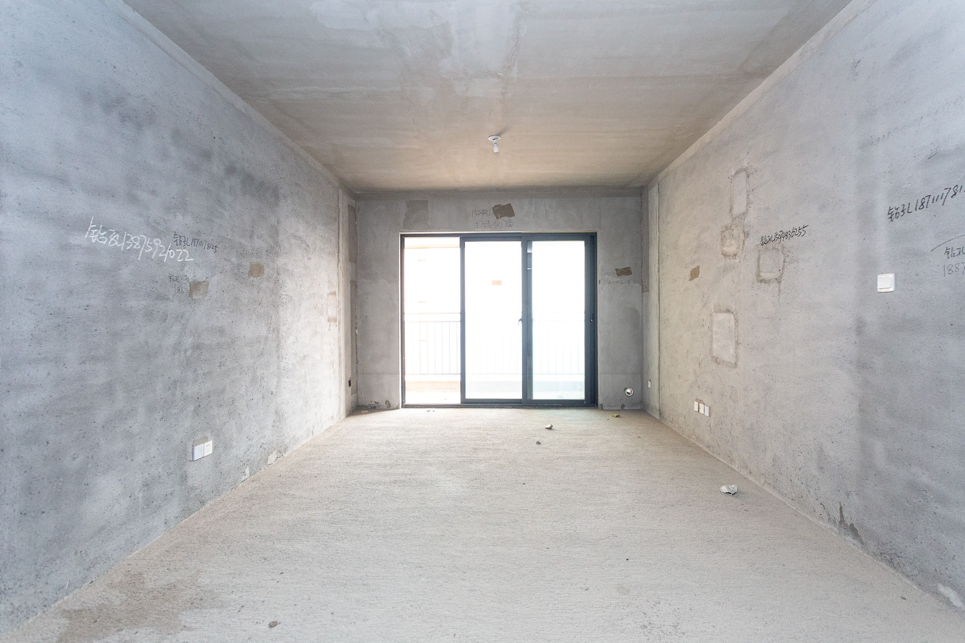 港湘铂玥(天园地芳国际珠宝城)  4室2厅2卫    95.0万 港湘铂玥(天园地芳国际珠宝城)  4室2厅2卫    95.0万客厅