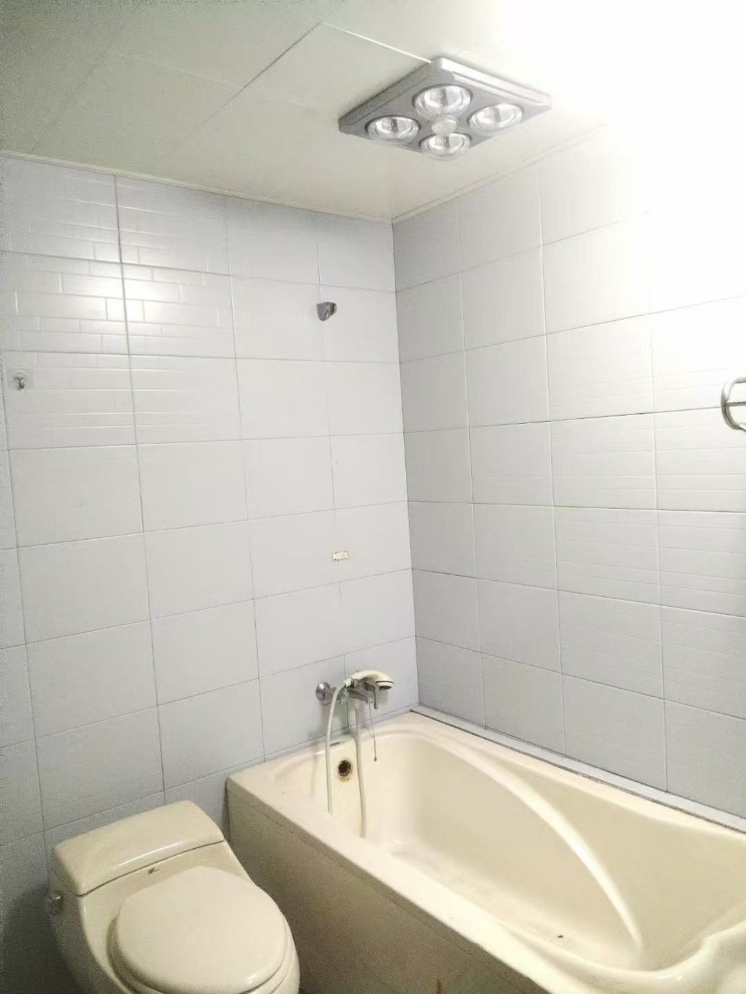 保利高尚小区 4室1厅1卫 1800.0元/月 保利高尚小区 4室1厅1卫 1800.0元/月小区图