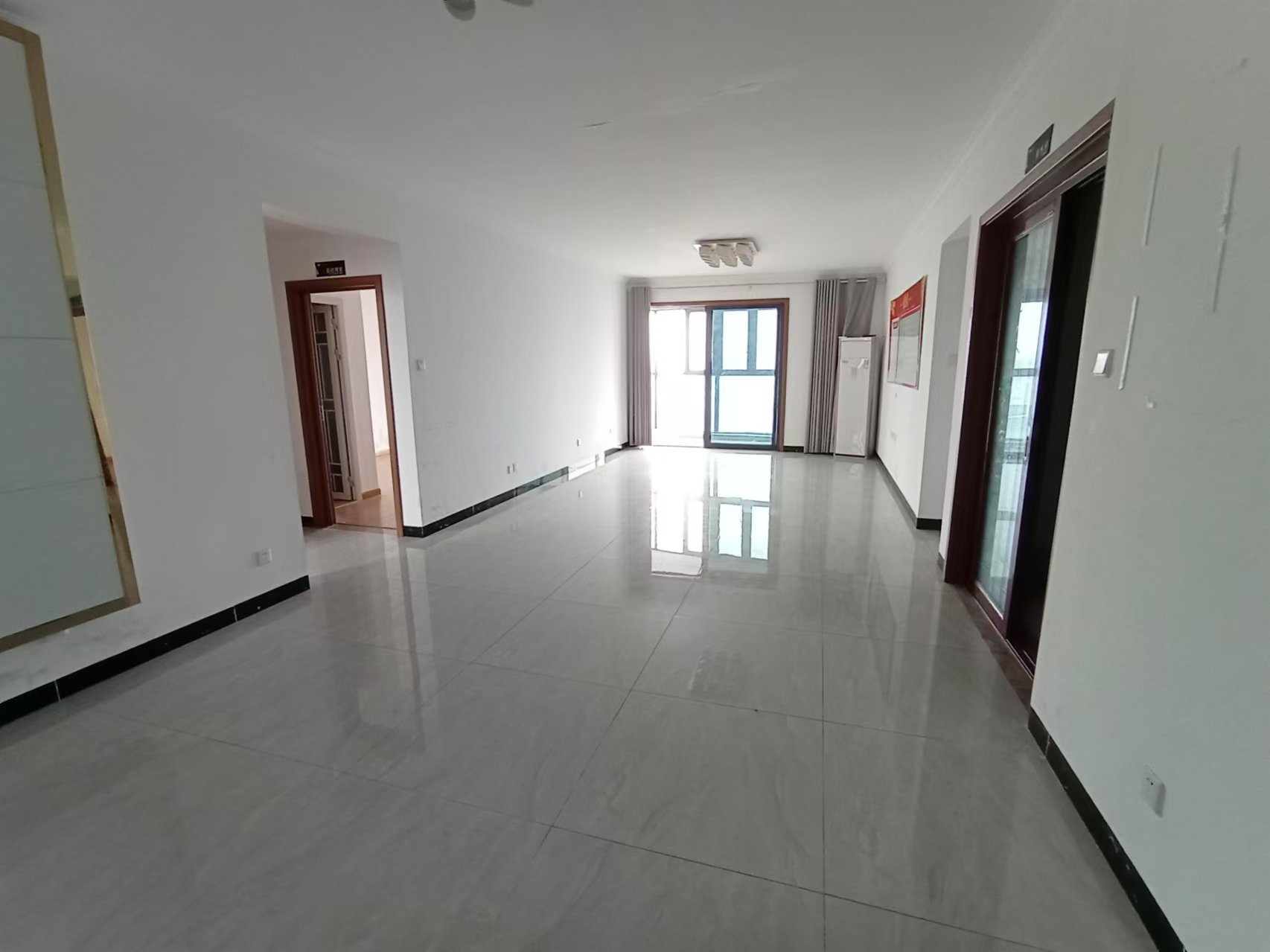 财富港湾(绿领大厦) 3室2厅2卫 3200.0元/月 财富港湾(绿领大厦) 3室2厅2卫 3200.0元/月室内图