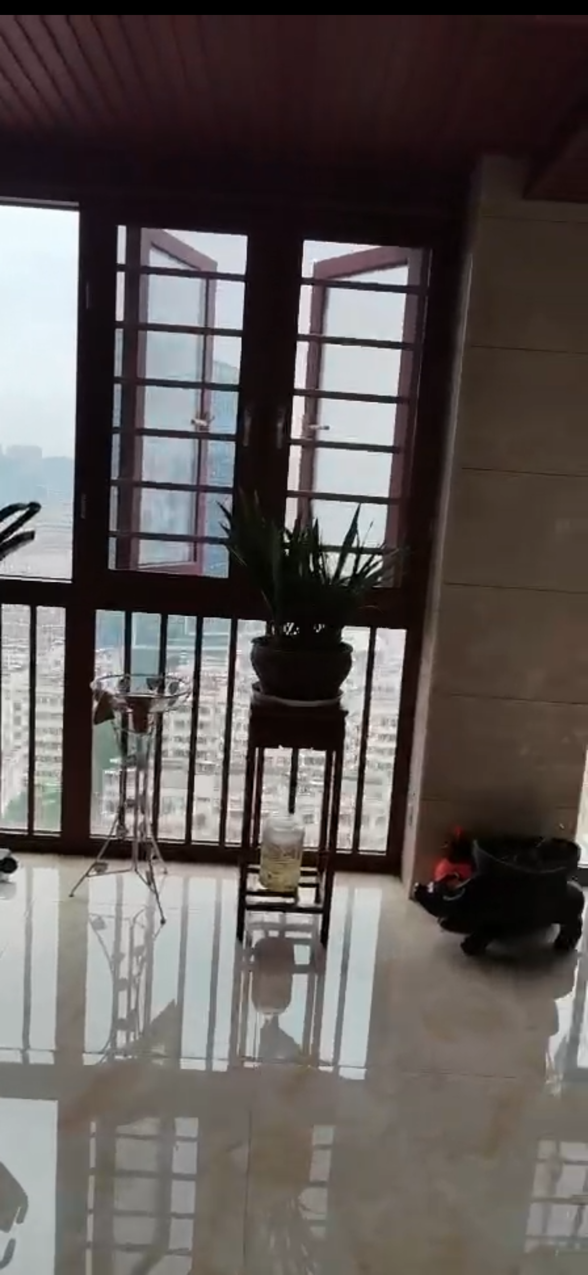 财苑小区 5室2厅2卫 185.0万 财苑小区 5室2厅2卫 185.0万客厅