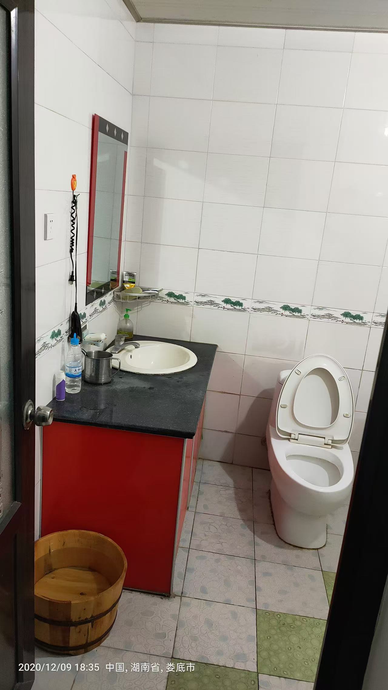 长青居民生活小区  4室2厅2卫    48.0万卫生间