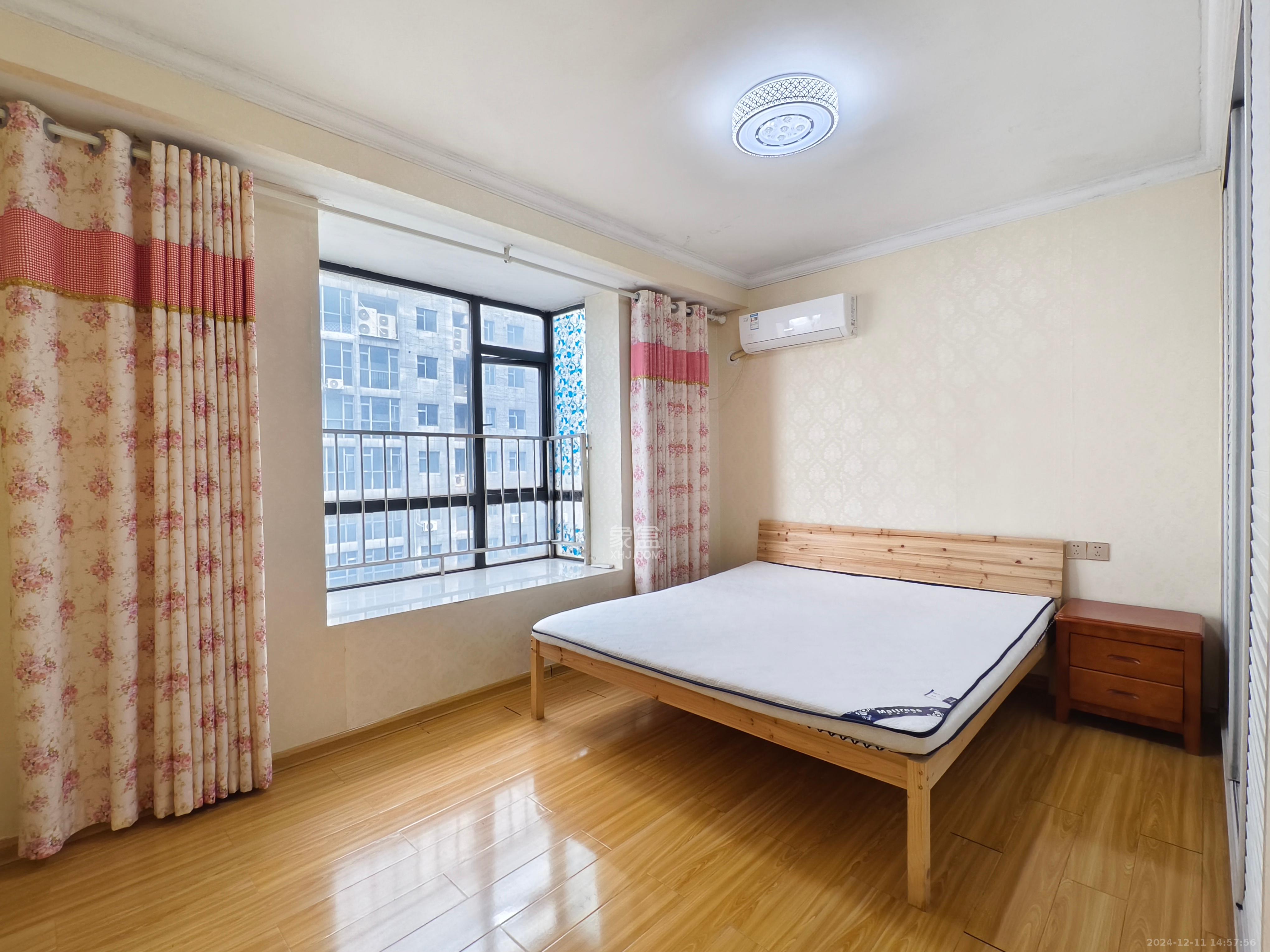 新时代广场  3室2厅1卫    2800.0元/月室内图