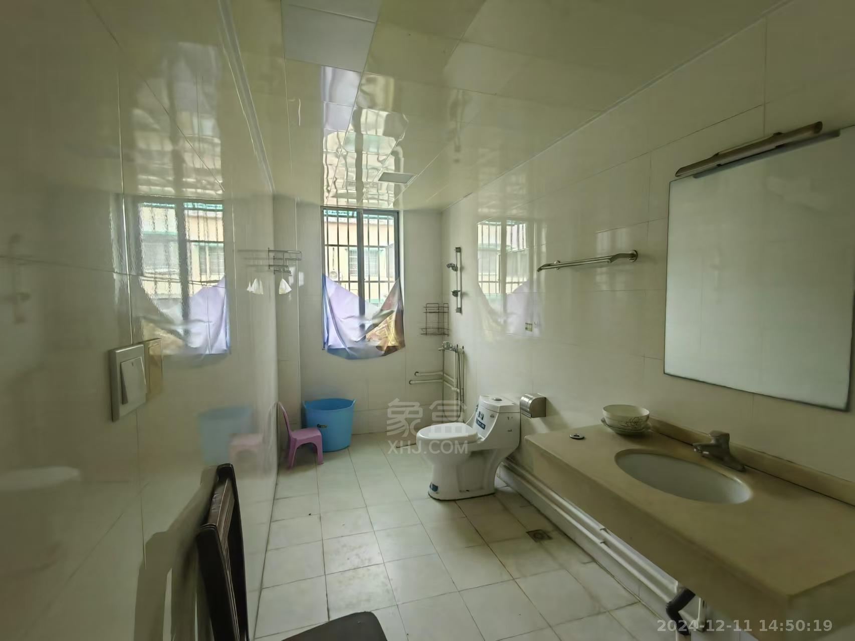 康华小区 4室2厅2卫 1800.0元/月 康华小区 4室2厅2卫 1800.0元/月室内图