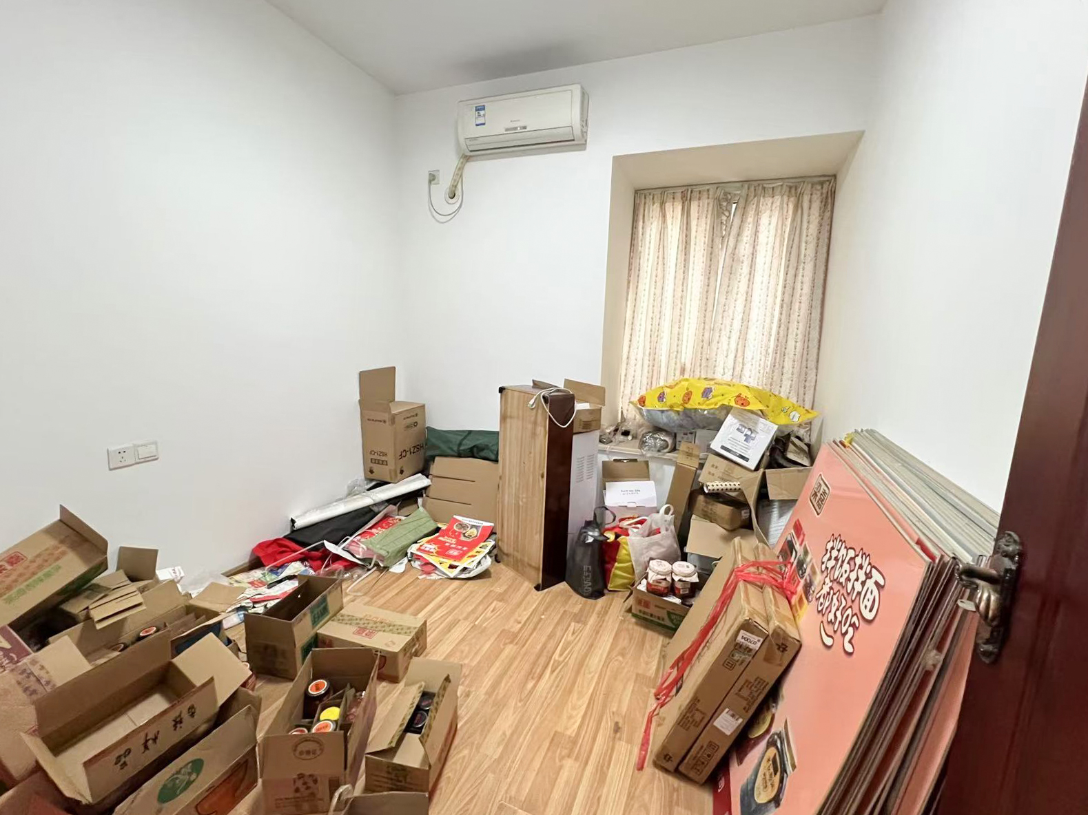 上河国际C区  3室2厅2卫   85.00万卧室