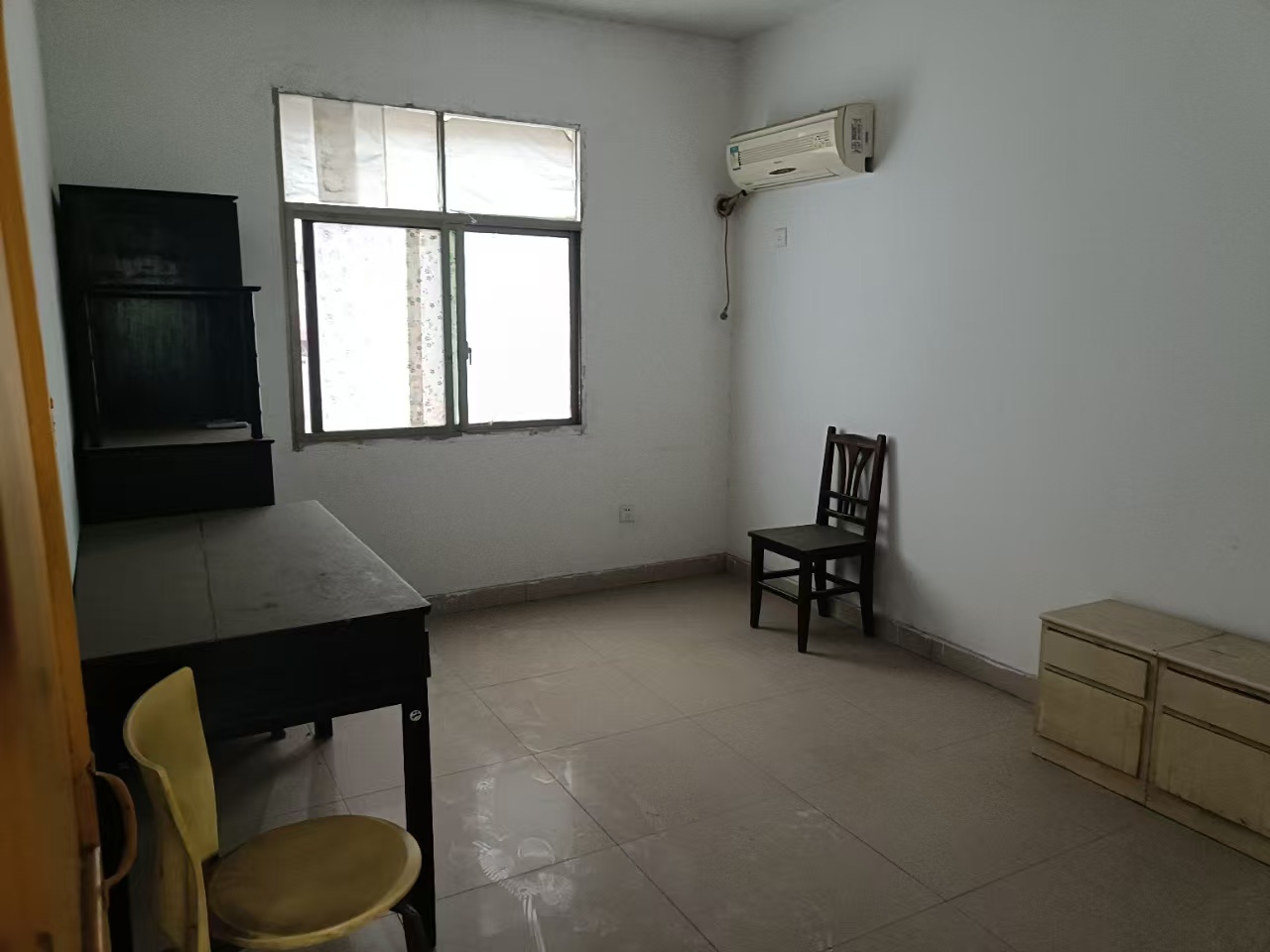 建设银行单位房(海棠社区朝富巷1号)  2室1厅1卫    1200.0元/月 建设银行单位房(海棠社区朝富巷1号)  2室1厅1卫    1200.0元/月室内图