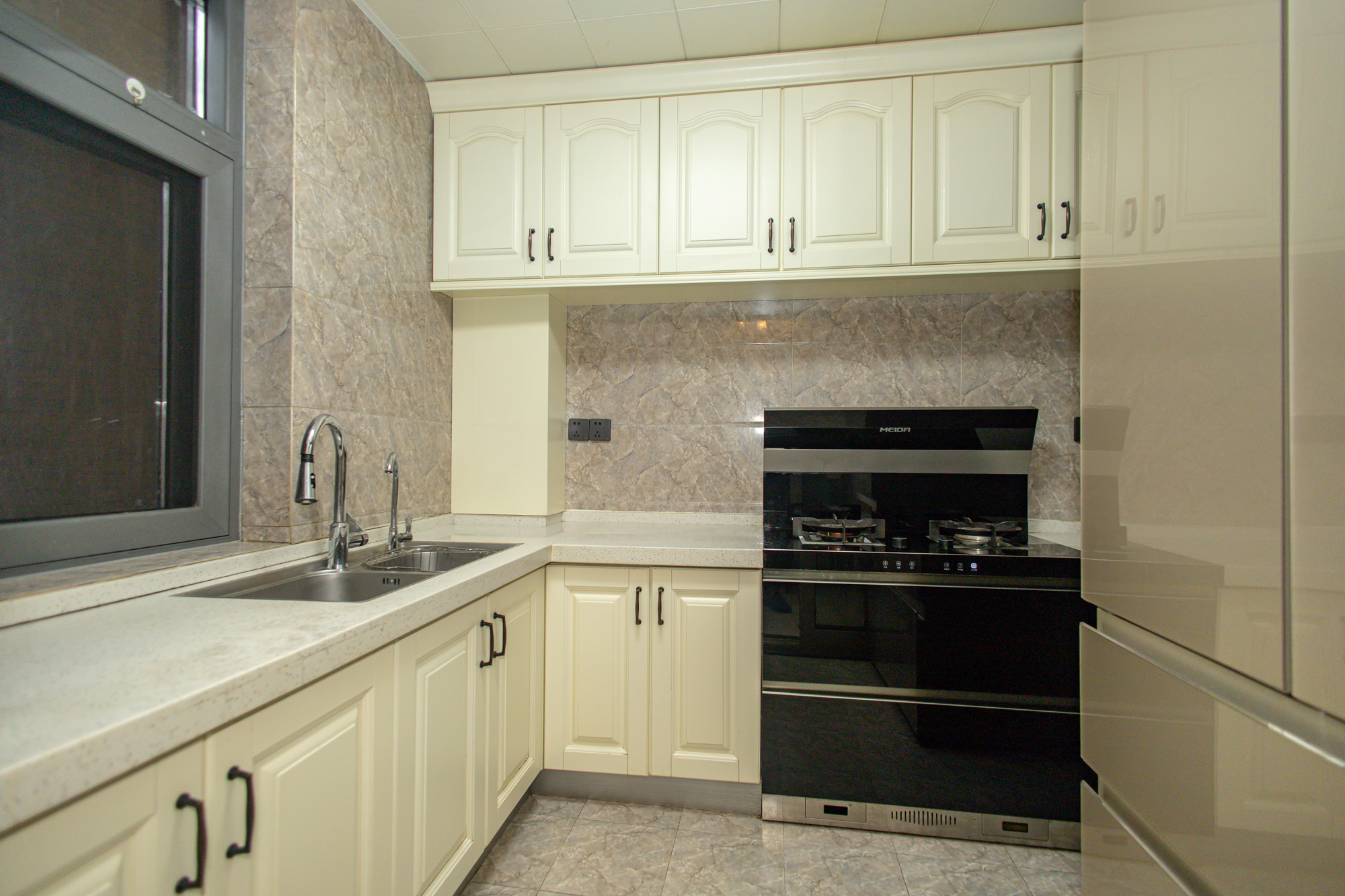 水岸世景  3室2厅2卫    102.0万 水岸世景  3室2厅2卫    102.0万厨房