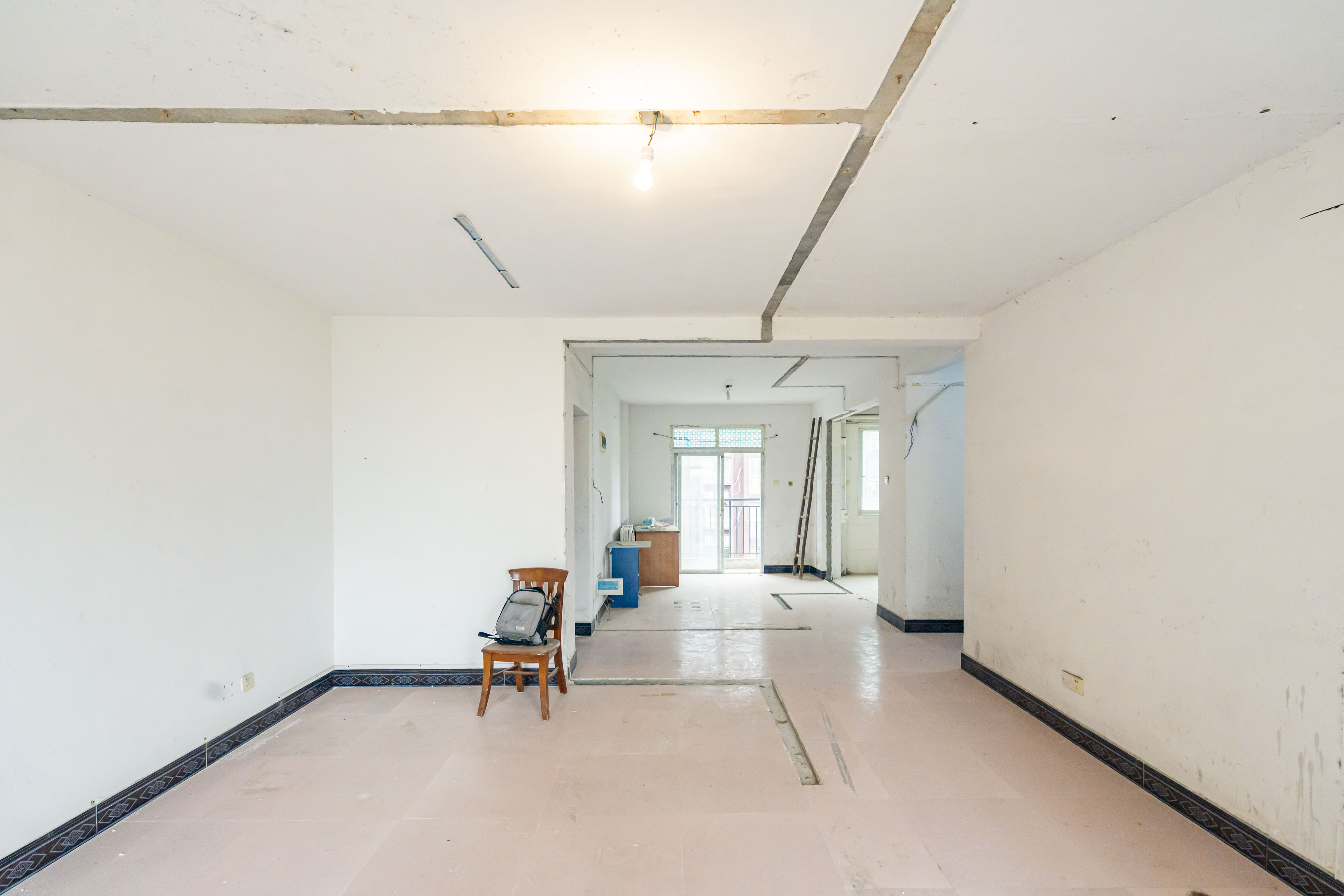 学府华庭  5室2厅1卫    128.0万 学府华庭  5室2厅1卫    128.0万客厅