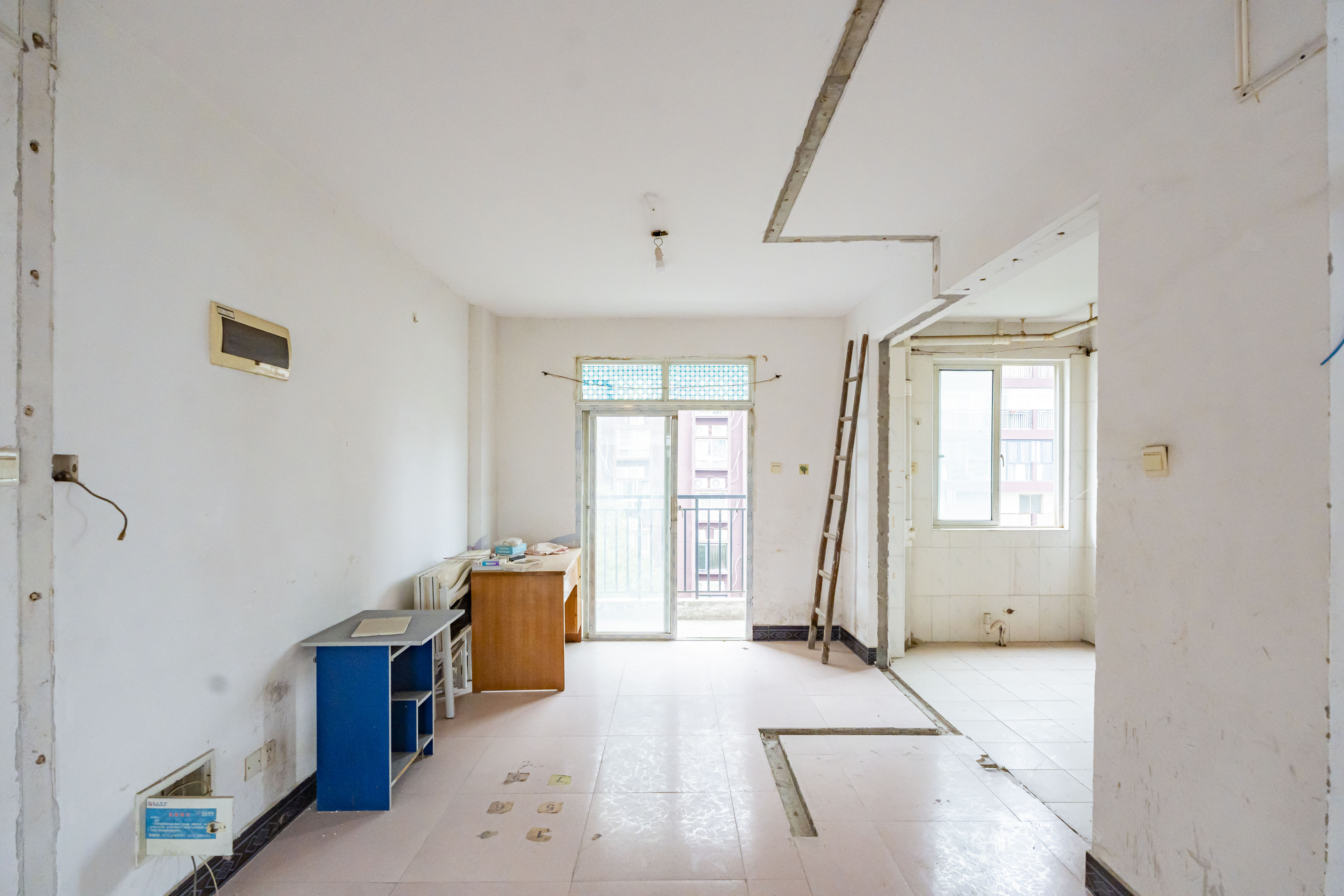 学府华庭  5室2厅1卫    128.0万 学府华庭  5室2厅1卫    128.0万客厅