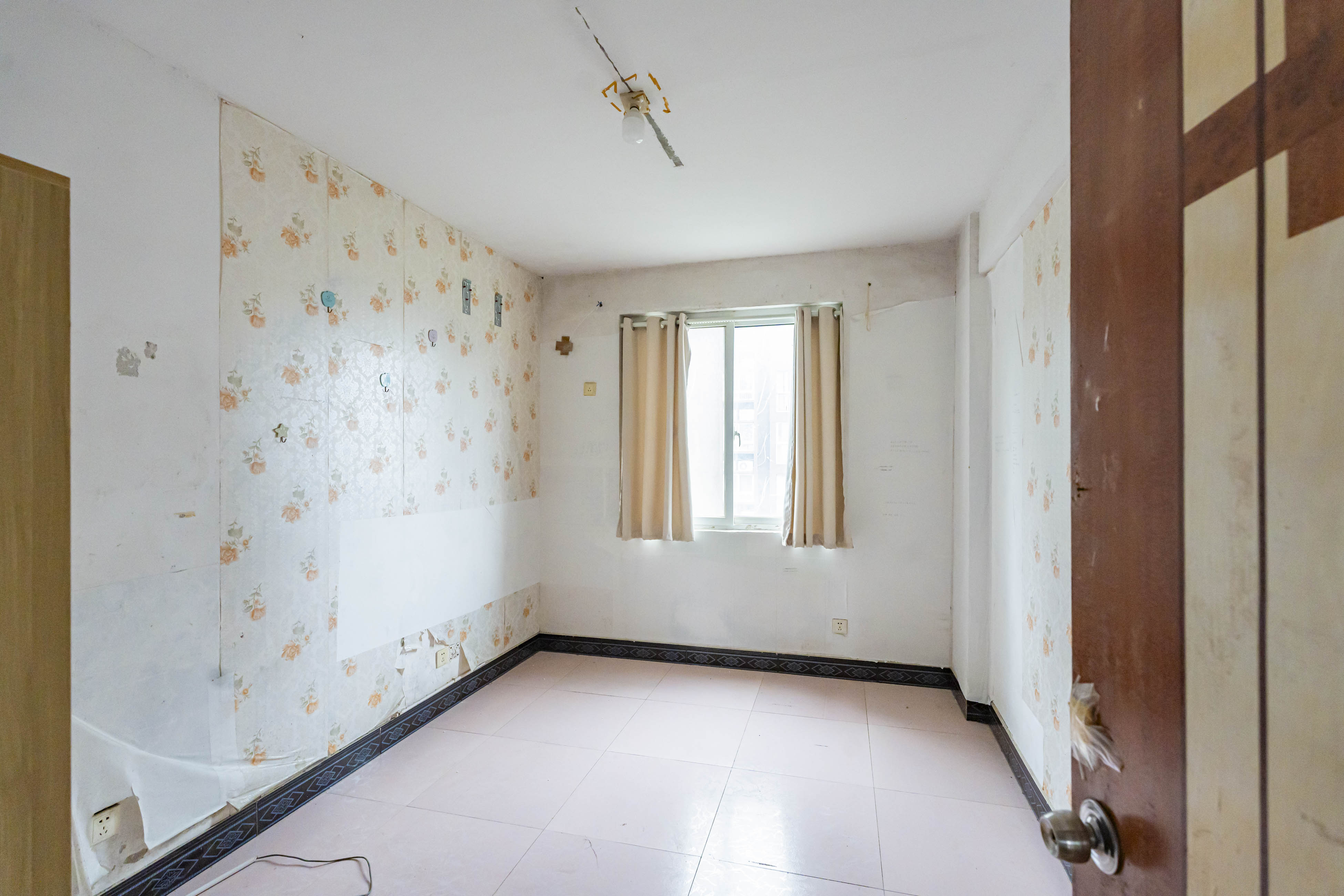 学府华庭  5室2厅1卫    128.0万 学府华庭  5室2厅1卫    128.0万卧室