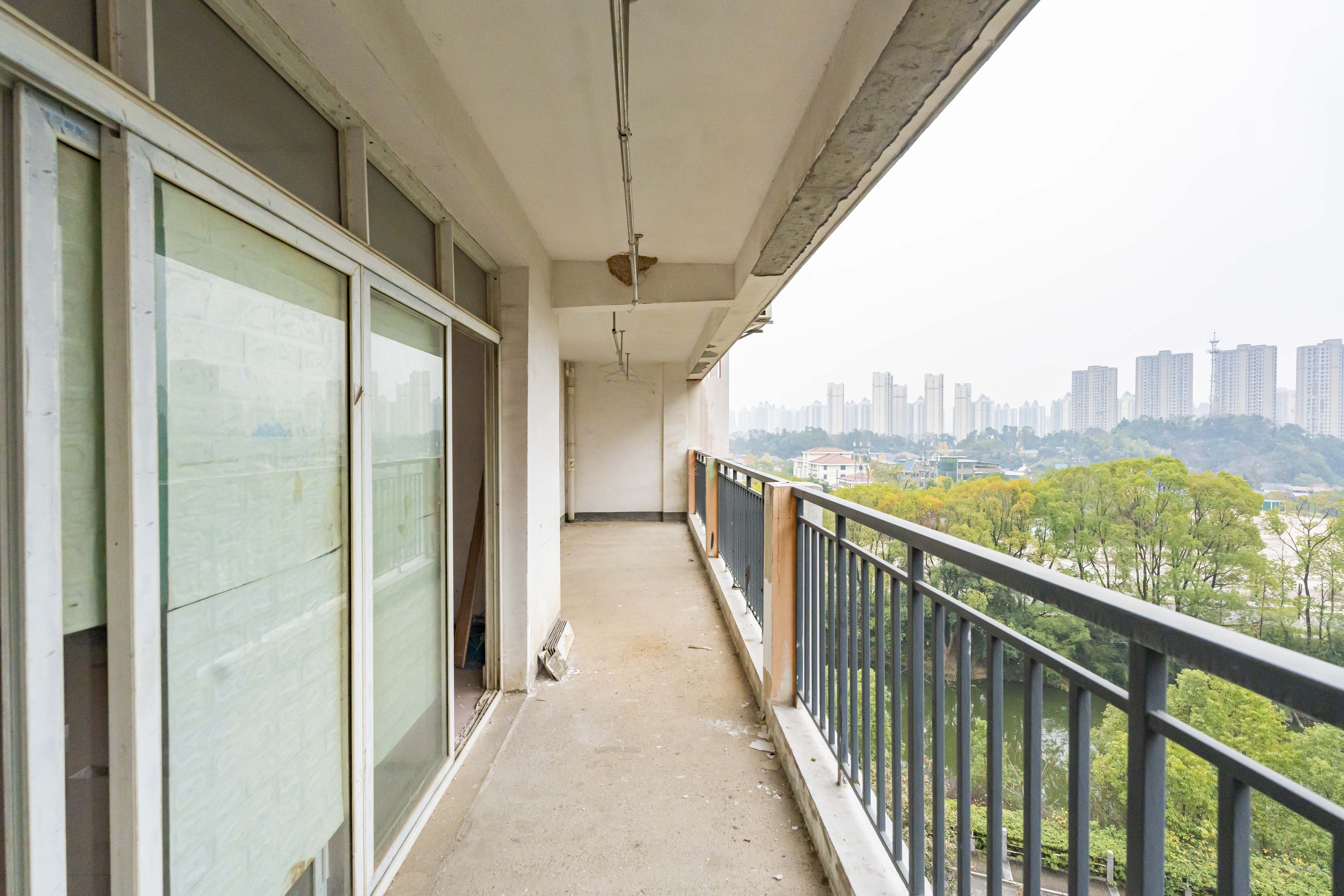 学府华庭  5室2厅1卫    128.0万 学府华庭  5室2厅1卫    128.0万阳台