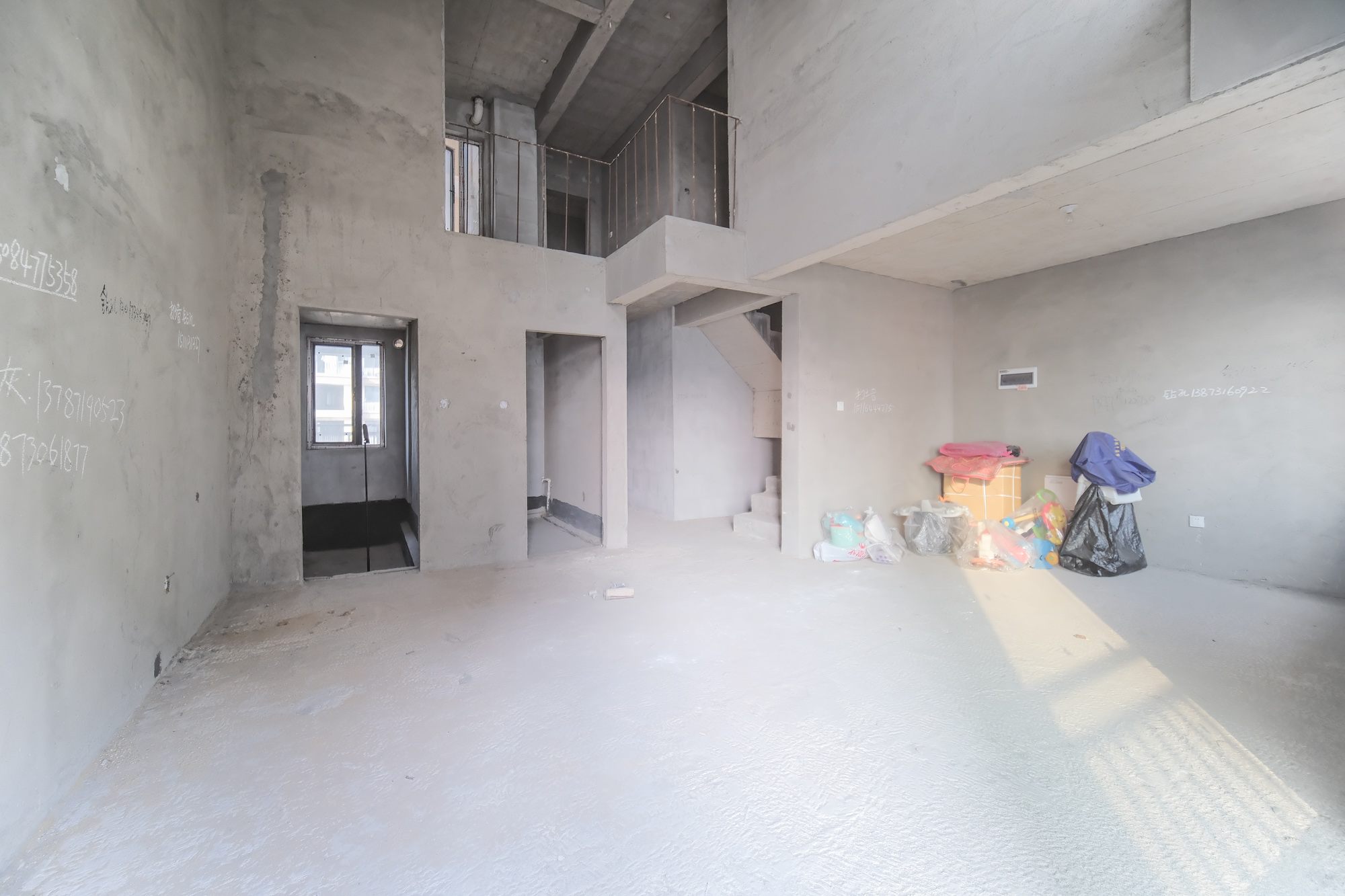 永宏万家里  3室2厅2卫   98.00万客厅