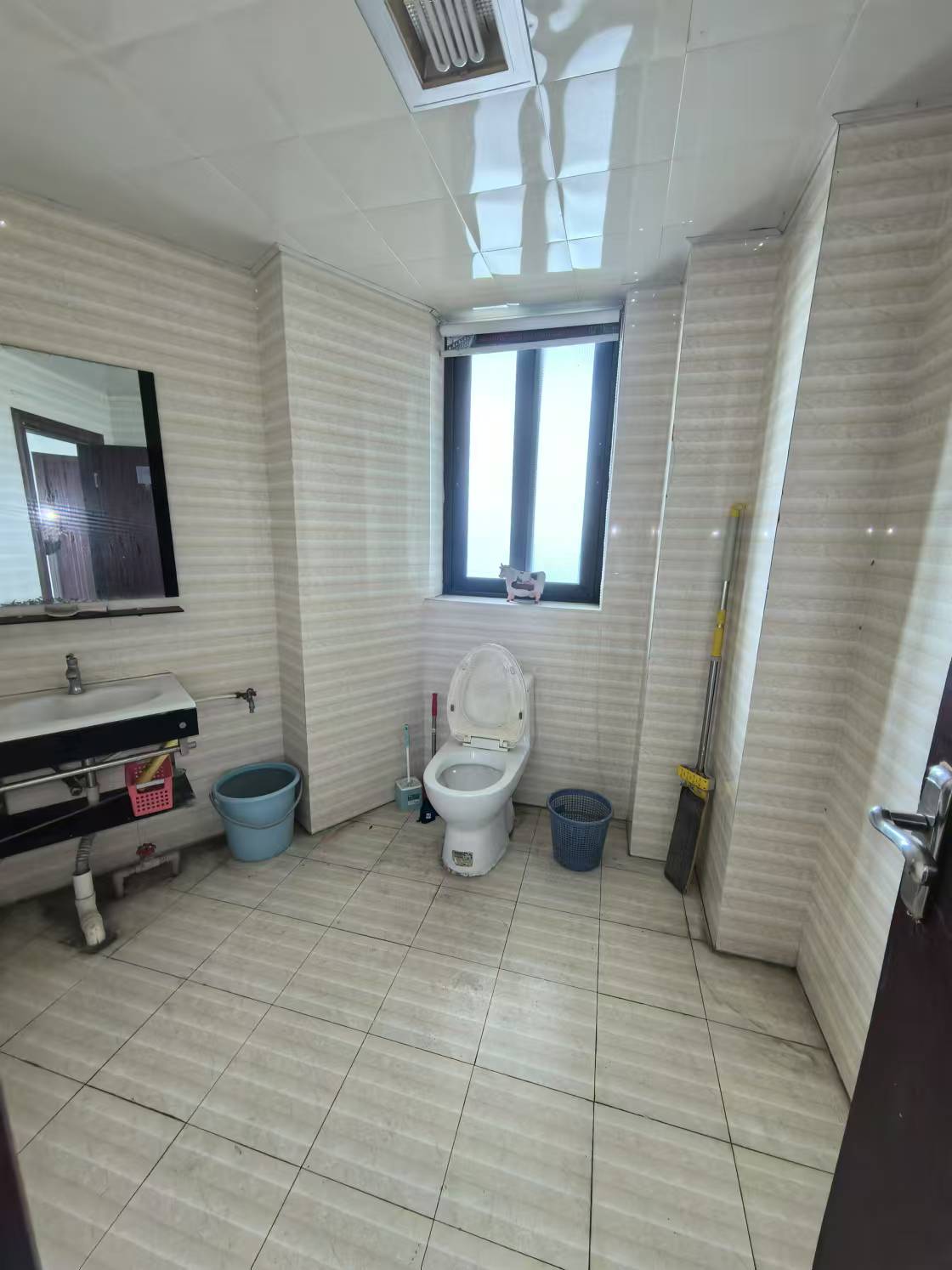 宝华海景 7室2厅2卫 9000.0元/月 宝华海景 7室2厅2卫 9000.0元/月室内图