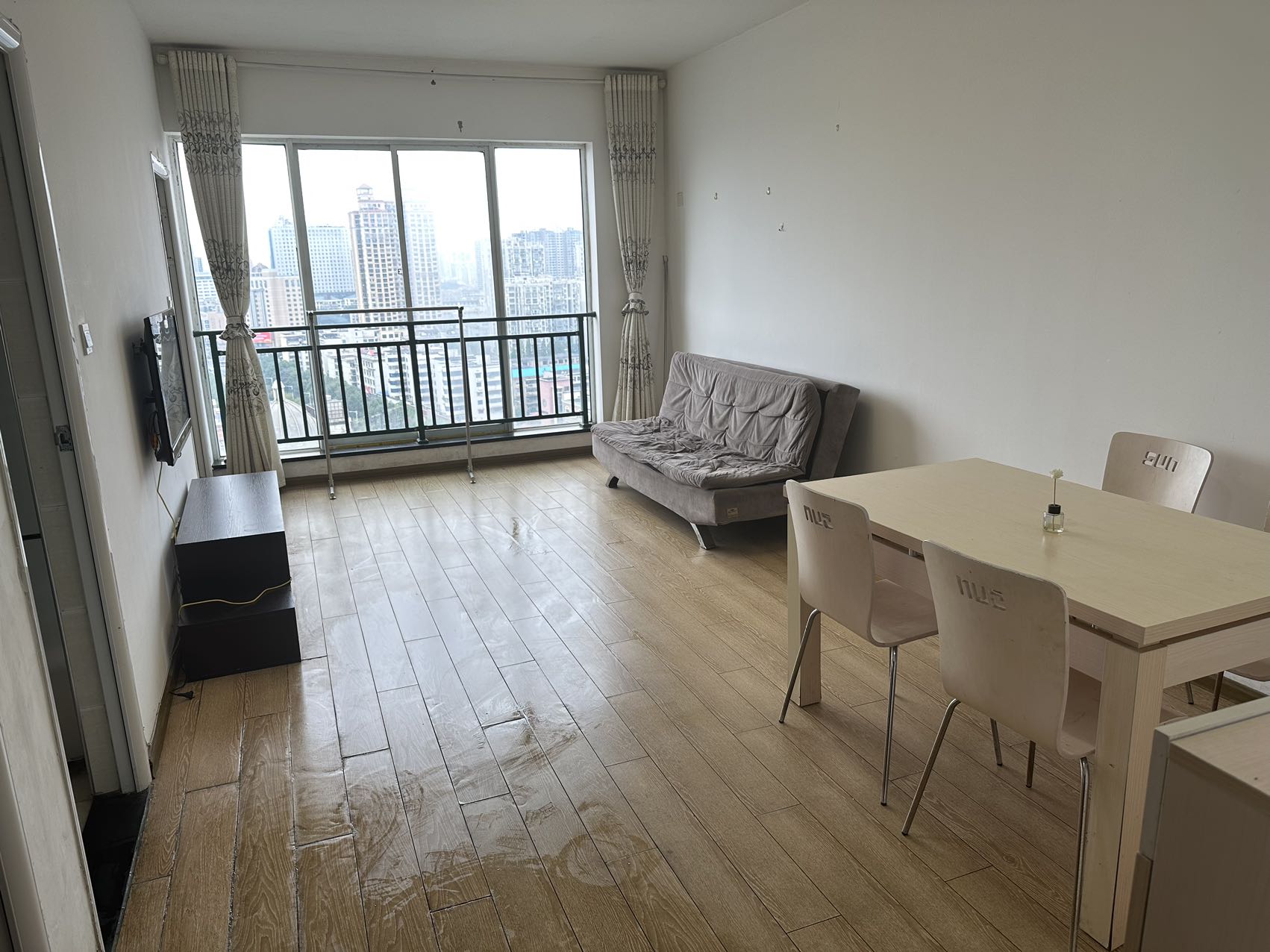 鸿泰国际  1室1厅1卫    1300.0元/月 鸿泰国际  1室1厅1卫    1300.0元/月