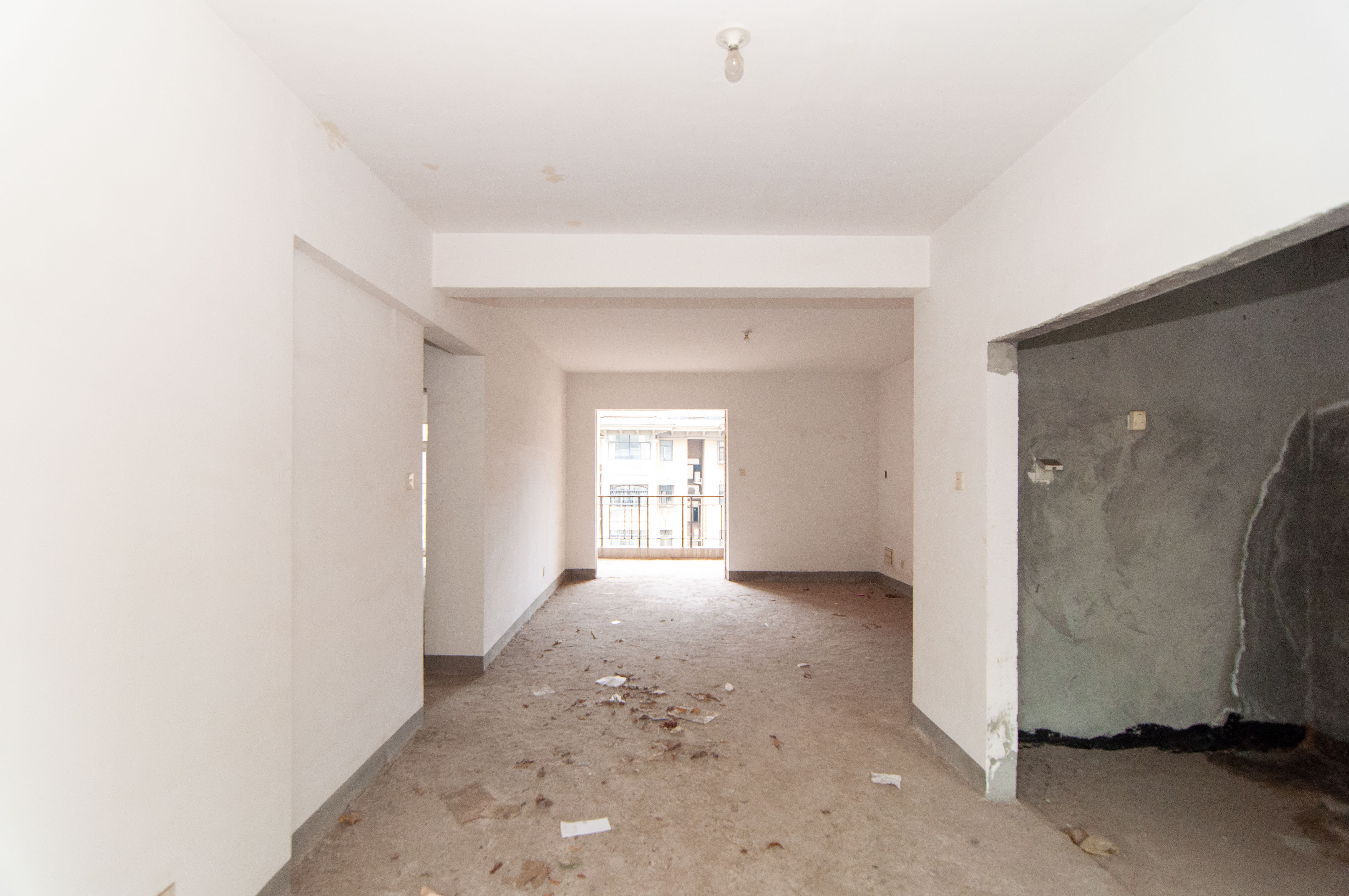 沁园春御院  3室2厅2卫    185.0万客厅